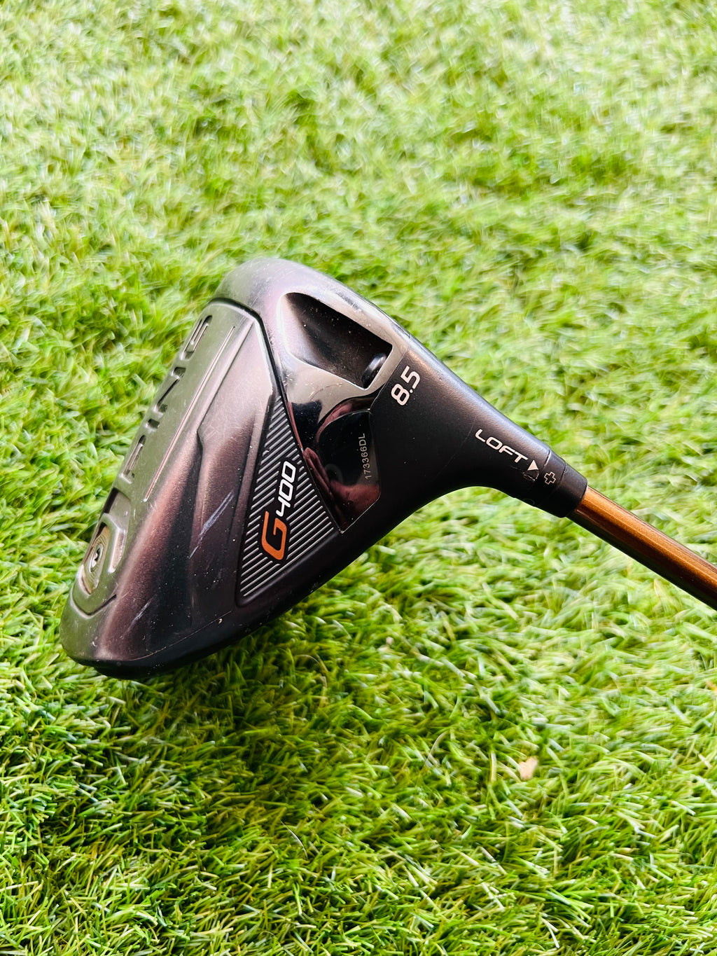Rechtshandige PING G400 LST driver met 8,5° loft, zichtbaar op golfbaan, met titanium clubhoofd en grip.