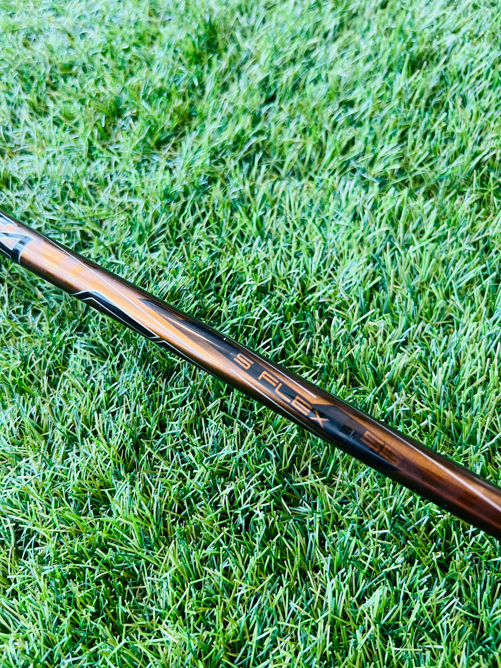 Rechtshandige PING G400 LST driver van Thom's Golfgear met 8,5° loft, close-up van clubhoofd en grip op een golfbaan