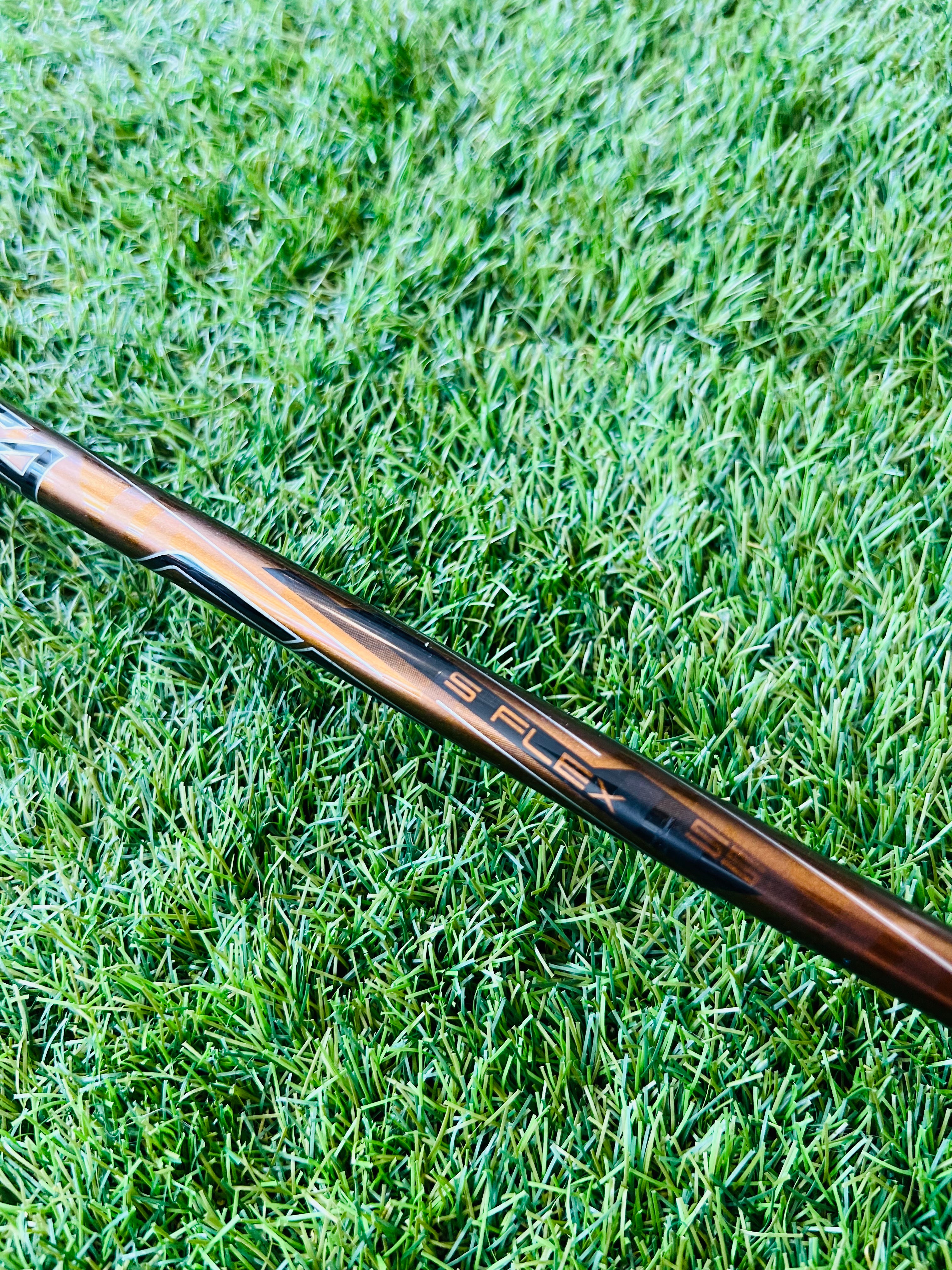 Rechtshandige PING G400 LST driver van Thom's Golfgear met 8,5° loft, close-up van clubhoofd en grip op een golfbaan