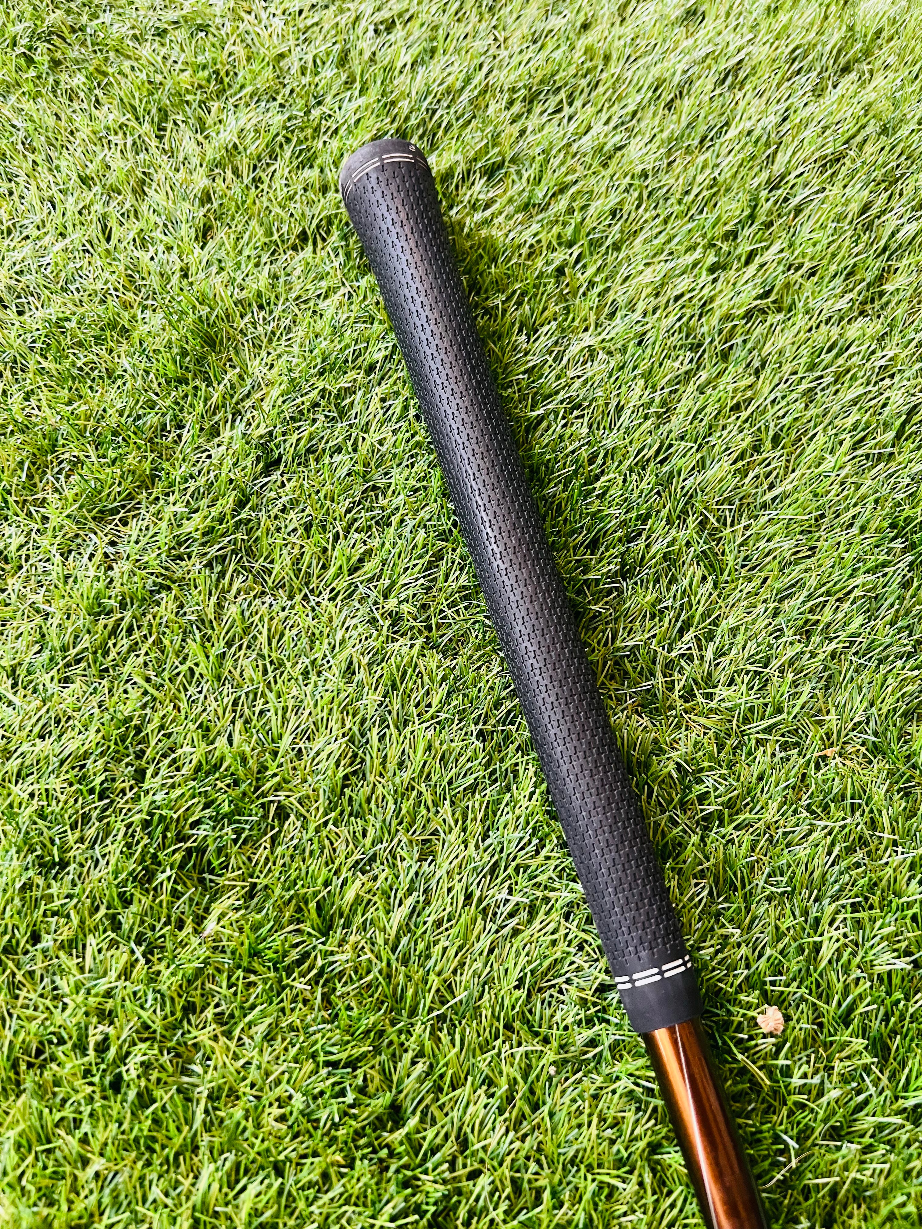 Rechtshandige PING G400 LST driver met 8,5° loft en zwarte afwerking, golfclub op een golfbaan.