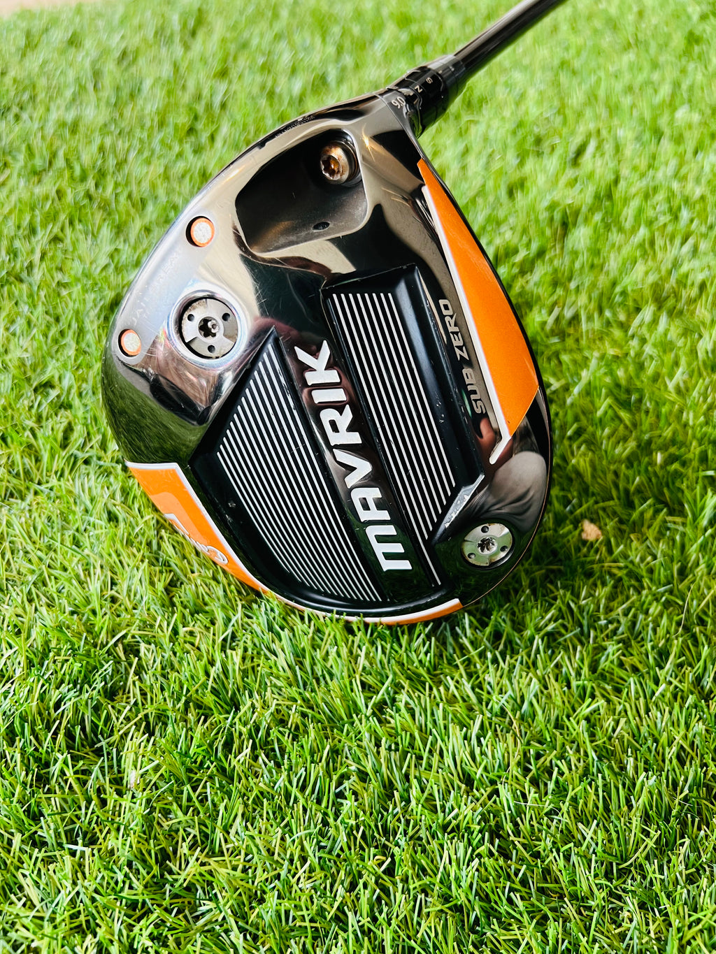 Rechtshandige Callaway Mavrik Sub Zero driver van Thom's Golfgear, 9°, met zwarte clubkop en houten grip op de golftafel.