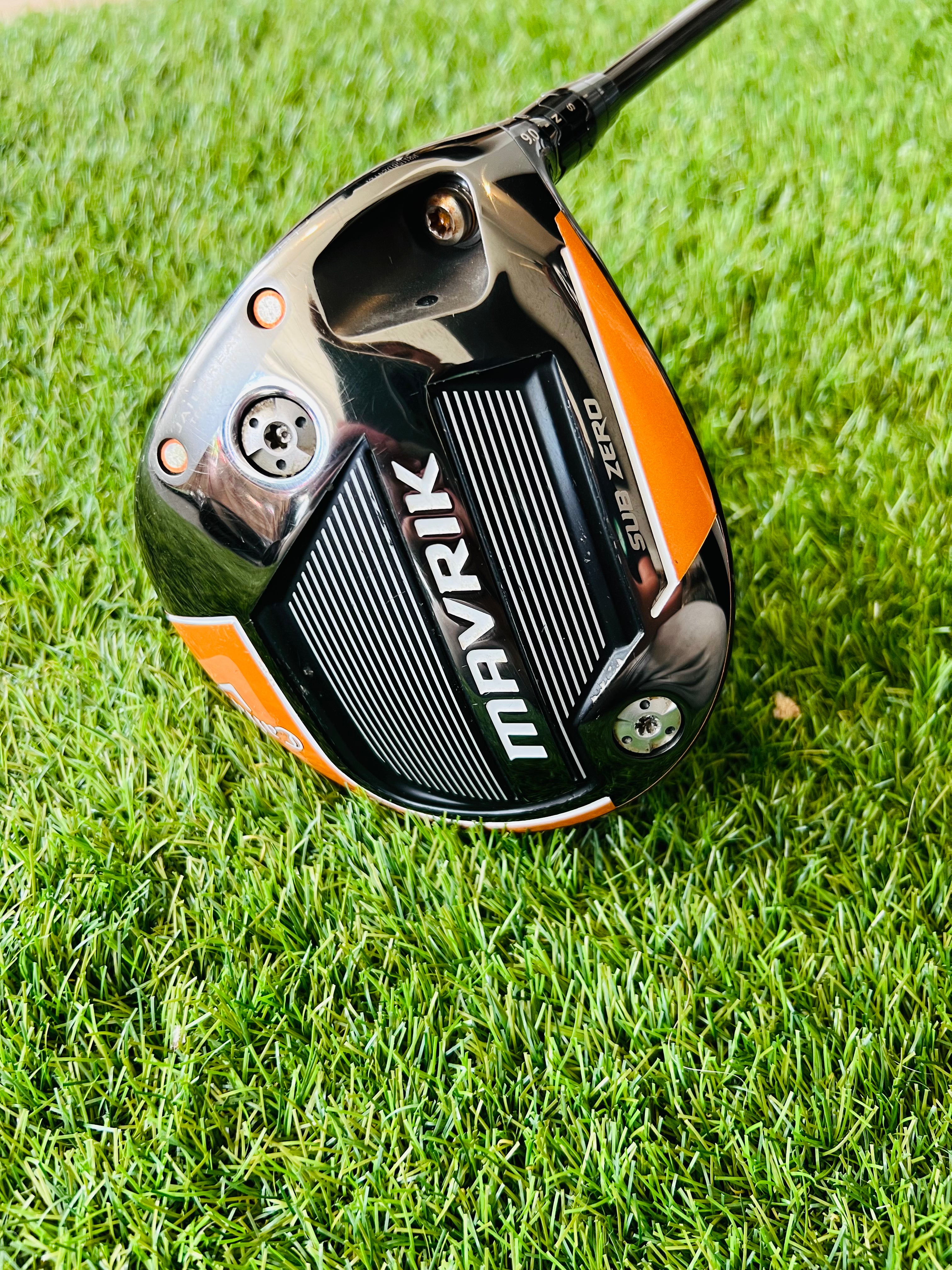 Rechtshandige Callaway Mavrik Sub Zero driver van Thom's Golfgear, 9°, met zwarte clubkop en houten grip op de golftafel.