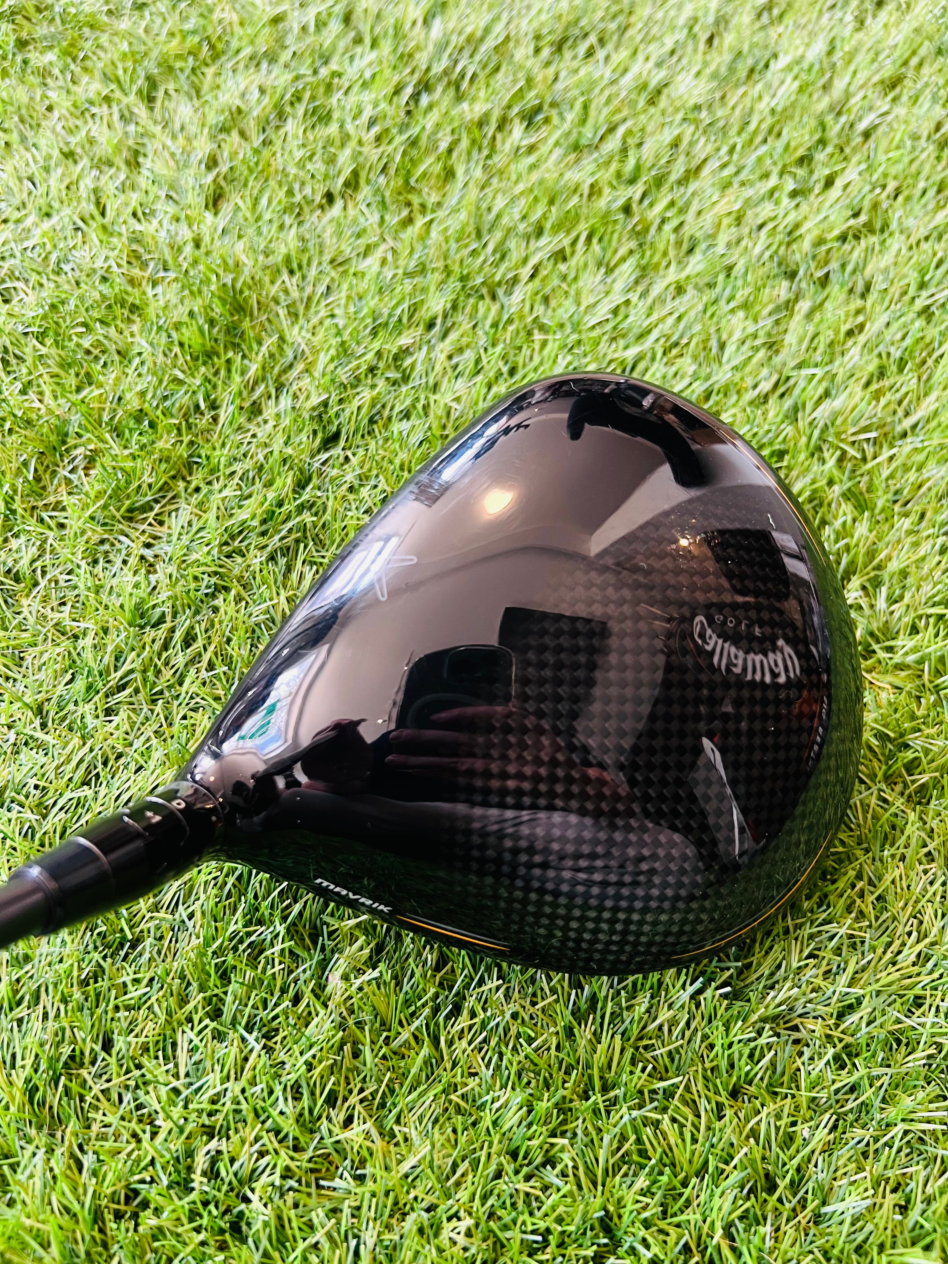 Luchthoofd van de Callaway Mavrik Sub Zero driver 9° voor rechtshandige golfers, zichtbaar op een golfbaan.