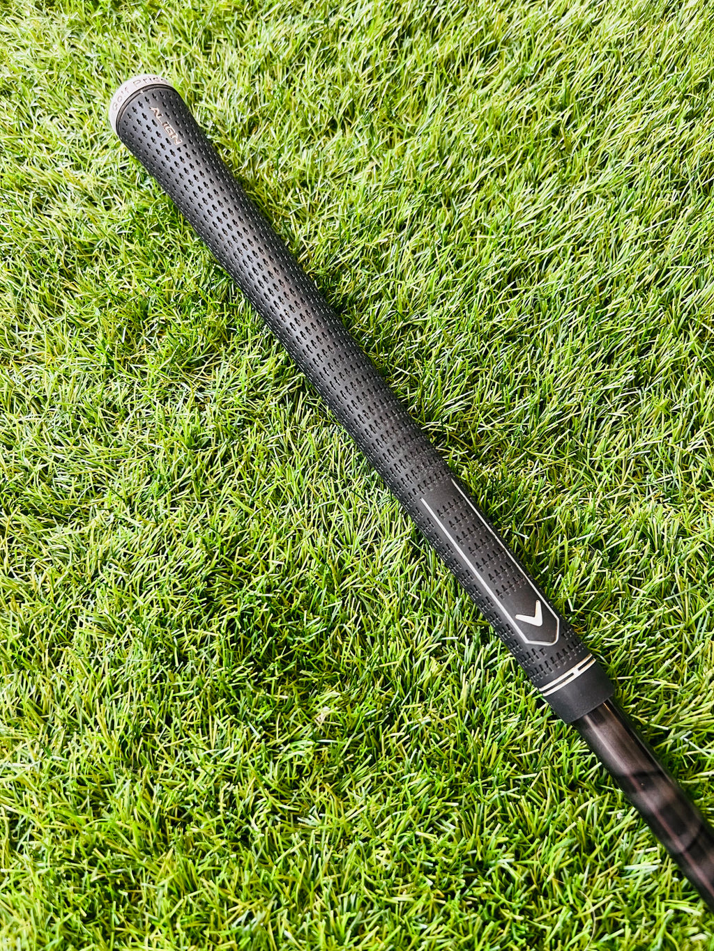 Lichtgewicht Callaway Mavrik Sub Zero driver 9° voor rechts, met zwart-wit ontwerp en graphite shaft, op golfbaan.