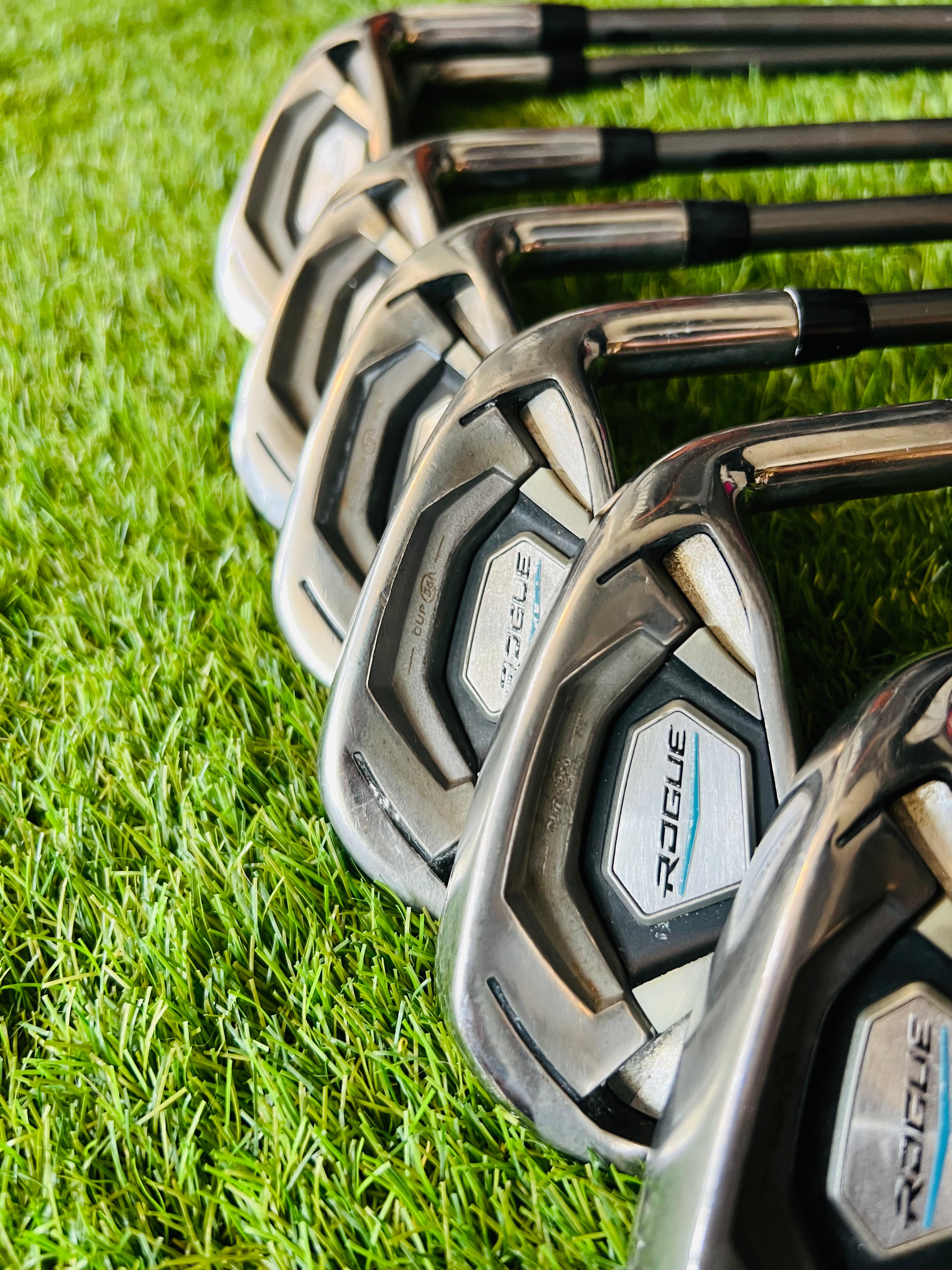 Callaway Rogue Cup 360 IJzerset 5 tot SW +0.5, compleet met golfclubs, liggend op een golfbaan in de afbeelding