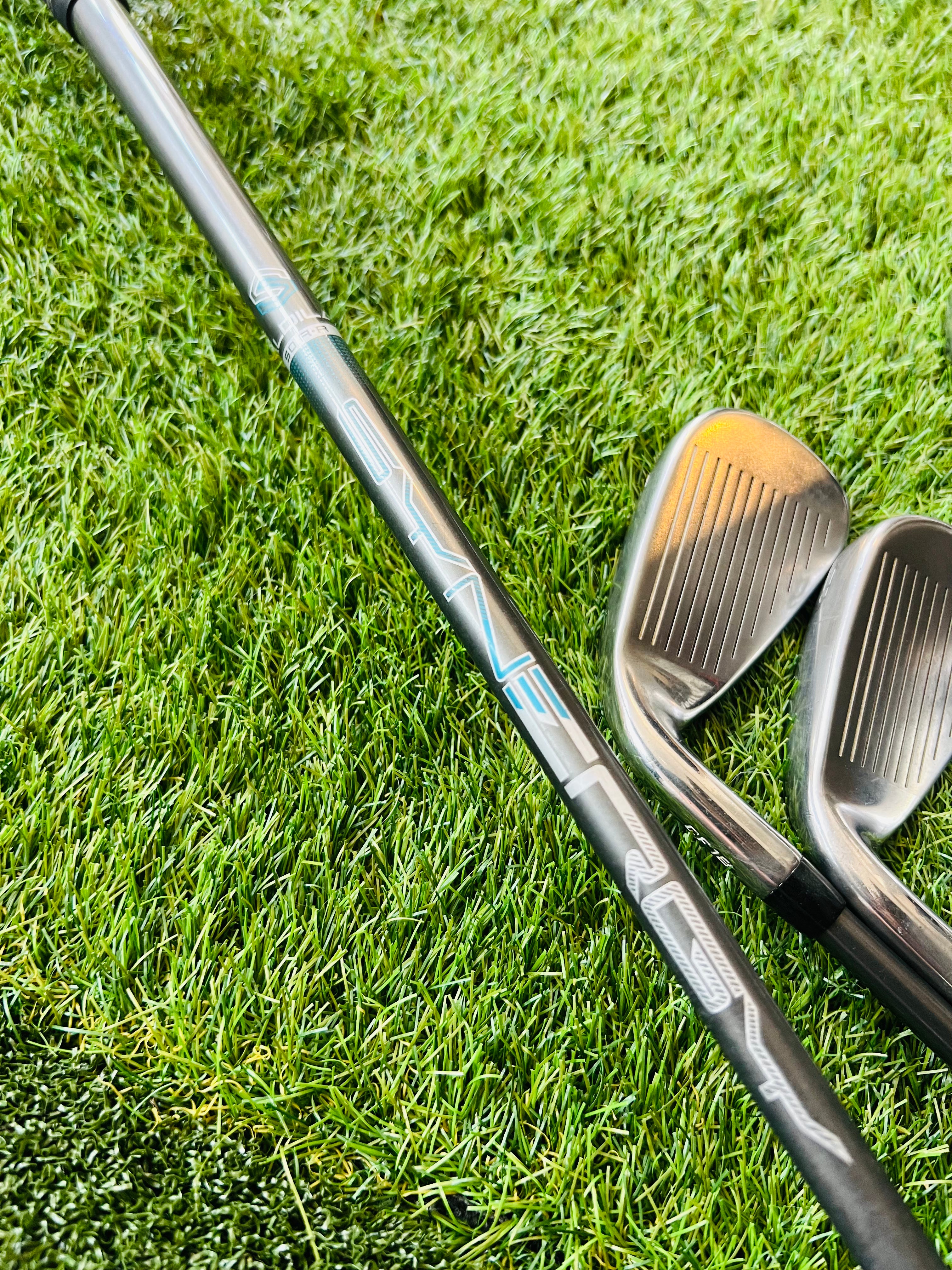 Callaway Rogue Cup 360 IJzers 5 tot SW, compleet ijzerset voor golf, met grafiet shafts en ergonomische handgrepen