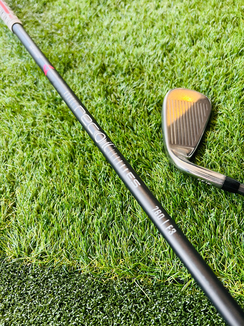 Callaway Rogue Cup 360 ijzerset 5 tot SW met +0,5 liehoek, golfclubs met zwarte grips en roestvrij stalen clubhoofden