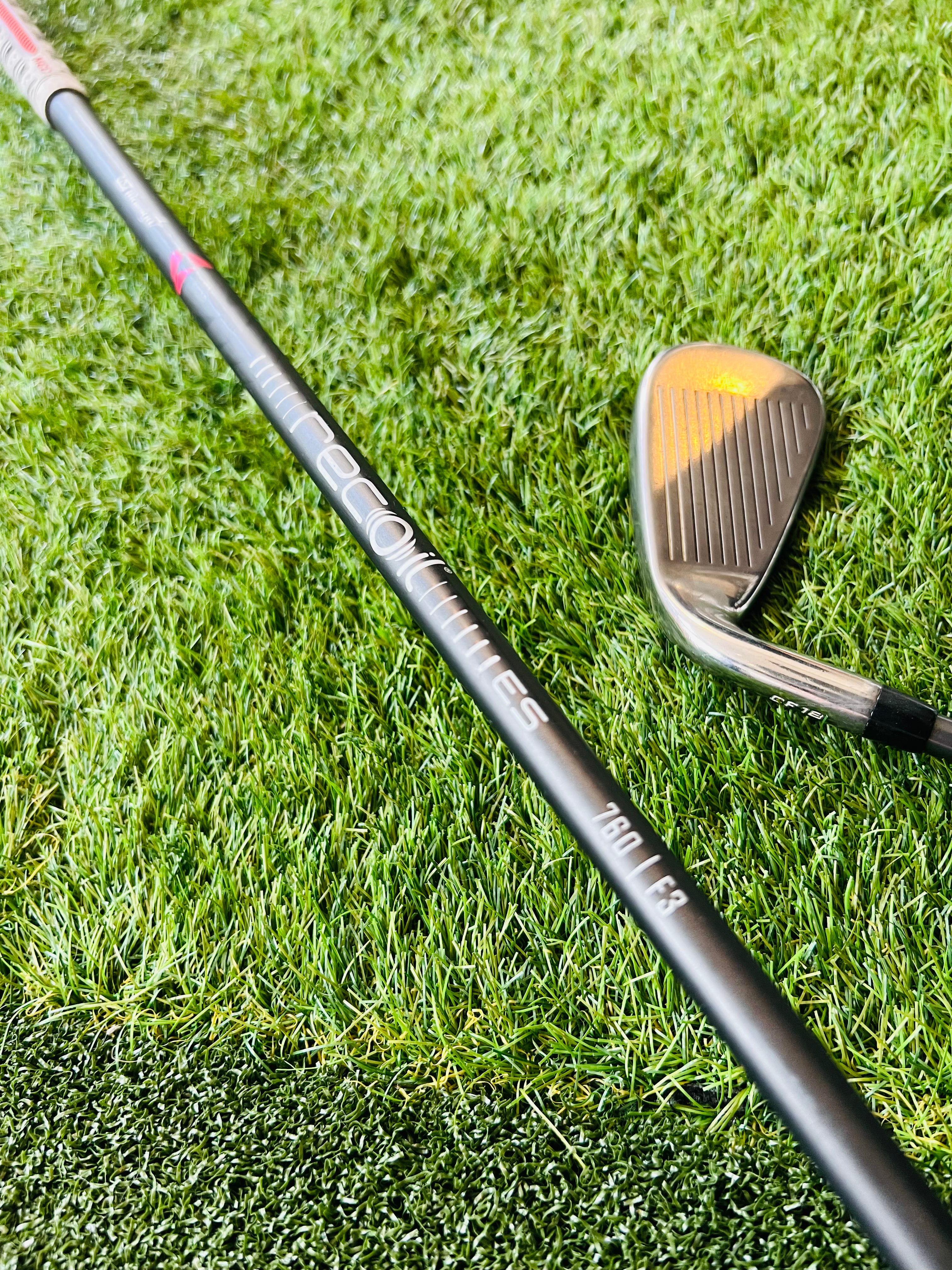 Callaway Rogue Cup 360 ijzerset 5 tot SW met +0,5 liehoek, golfclubs met zwarte grips en roestvrij stalen clubhoofden