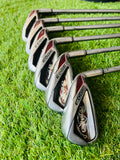 Callaway Diablo Edge dames ijzers 5 tot SW, golfclubs met blauwe en zilveren afwerking, liggend op een houten vloer