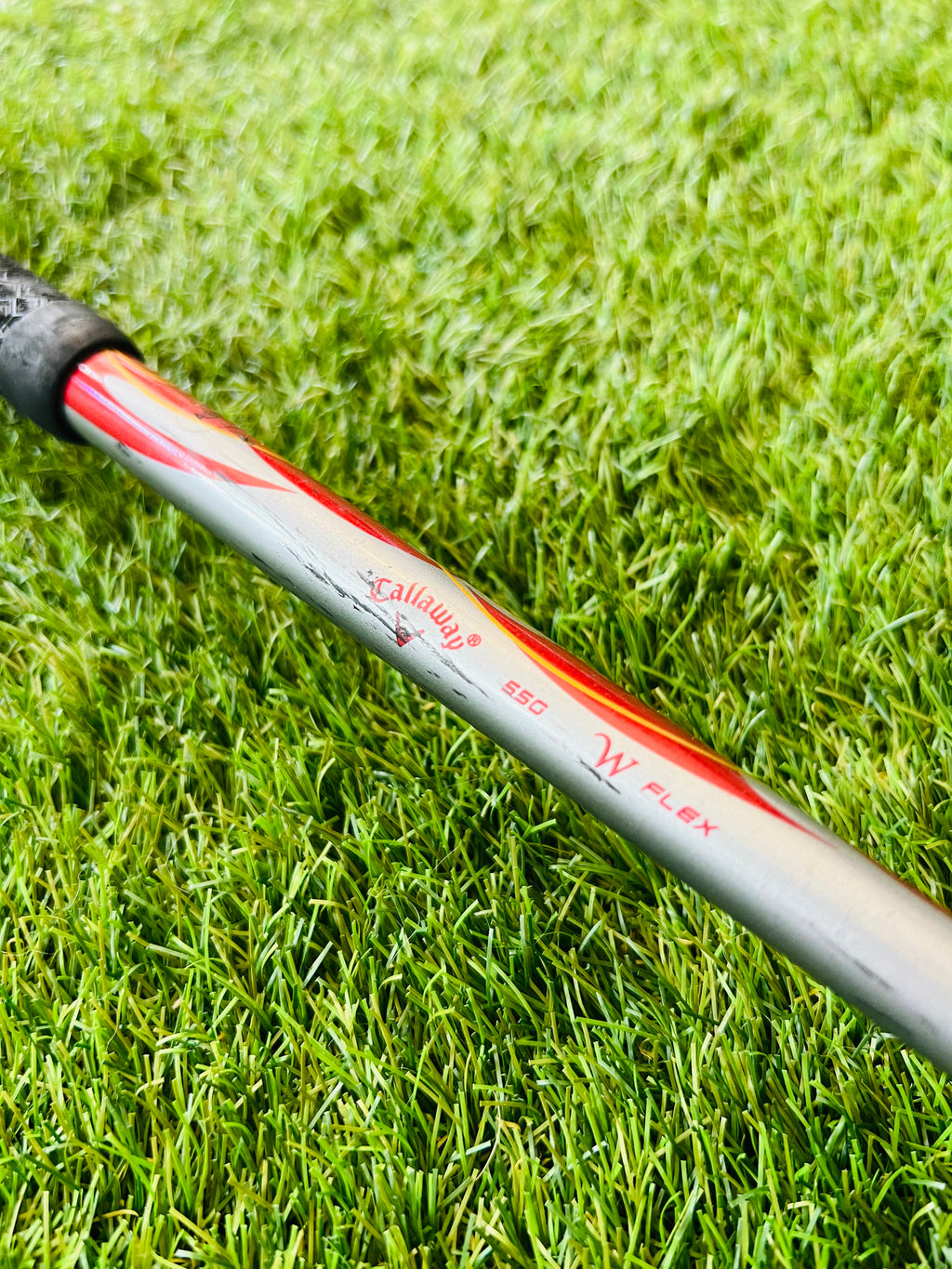 Callaway Diablo Edge dames ijzers 5 tot SW, golfclubs met graphite shafts en zwarte grip, gelegen op een golfbaan.