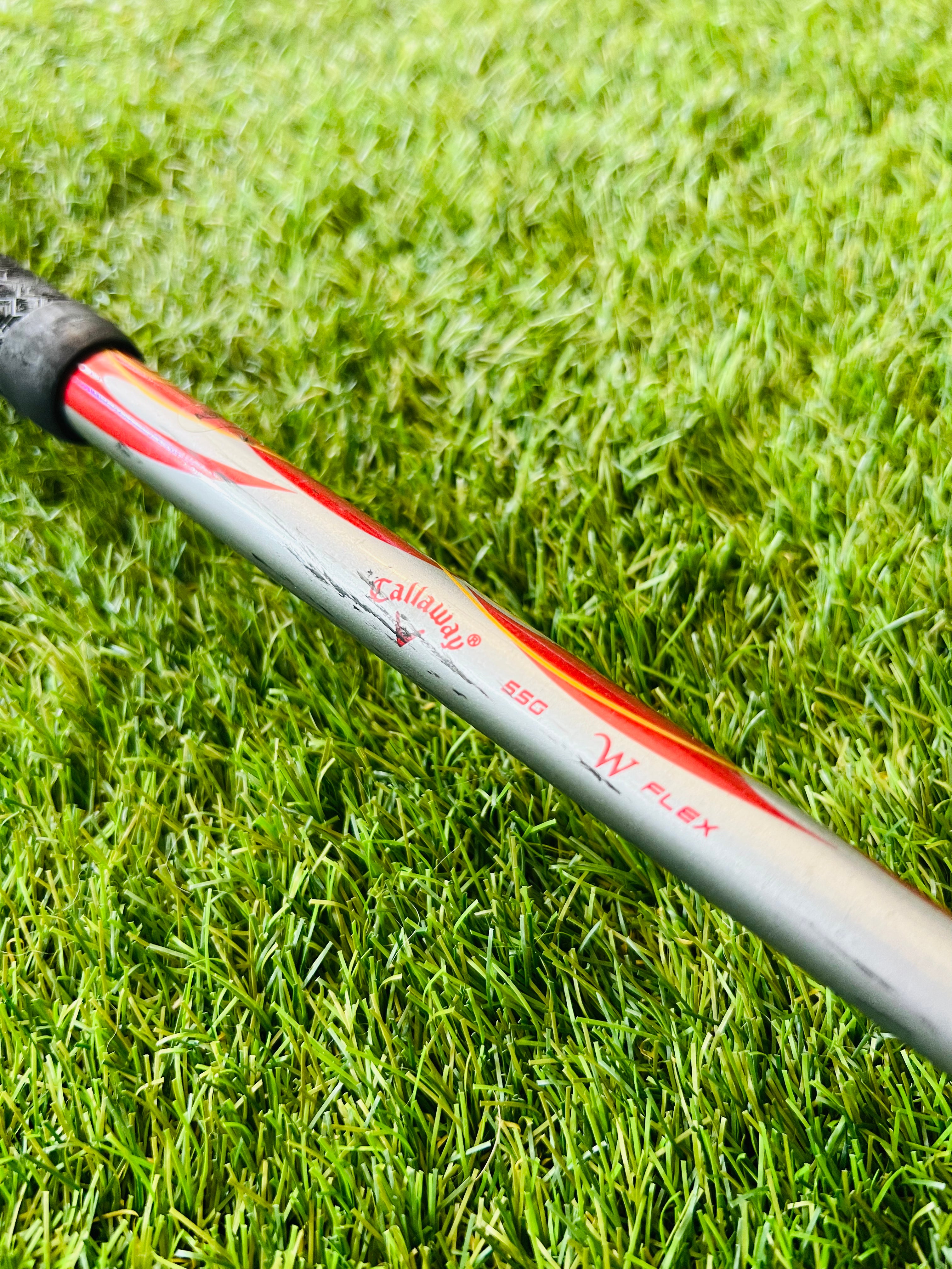 Callaway Diablo Edge dames ijzers 5 tot SW, golfclubs met graphite shafts en zwarte grip, gelegen op een golfbaan.