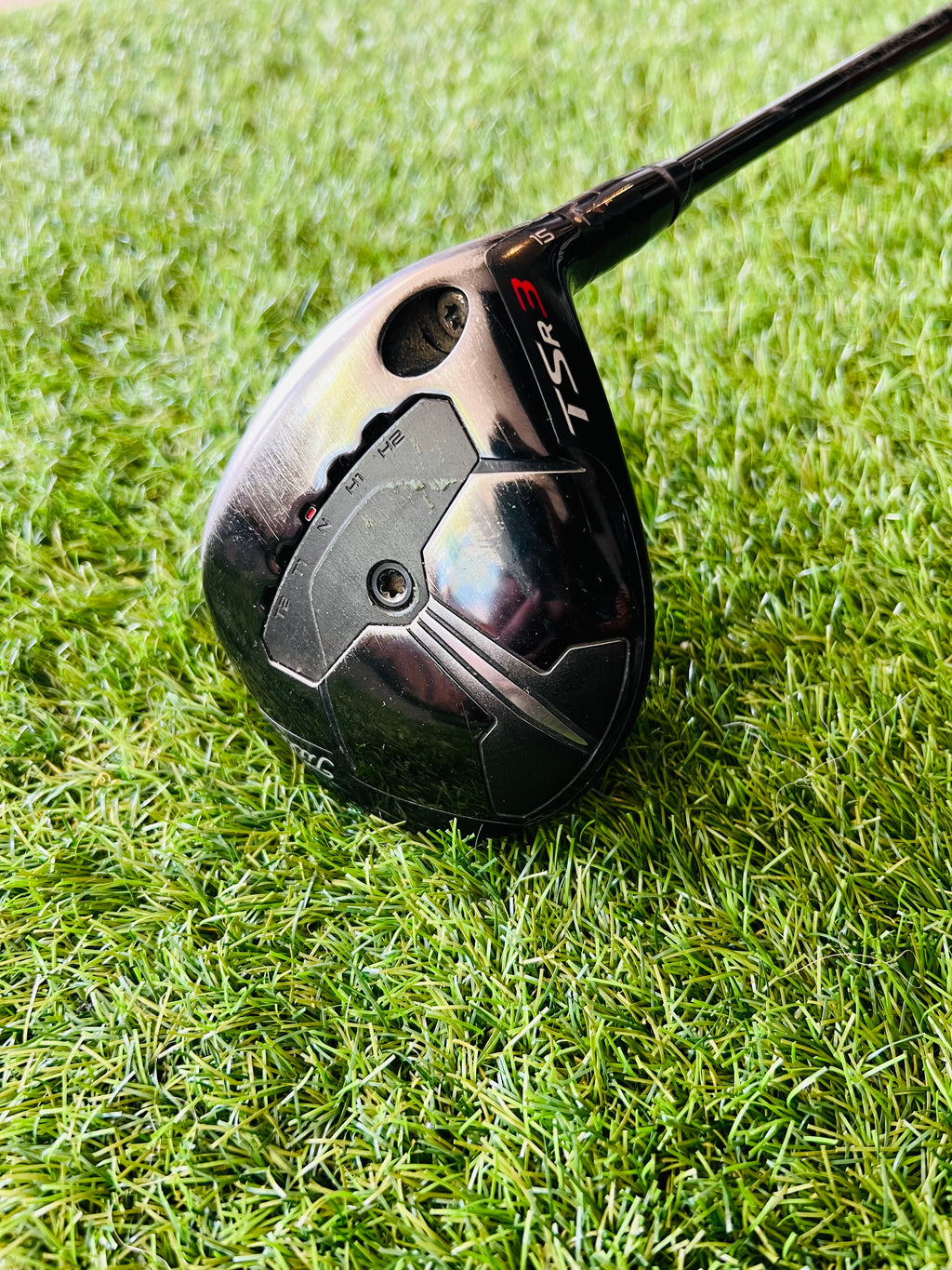 Titleist TSR3 fairwaywood 15° met Hzrdus Black stijf grafiet shaft, close-up van clubkop met clubhoofd en grip