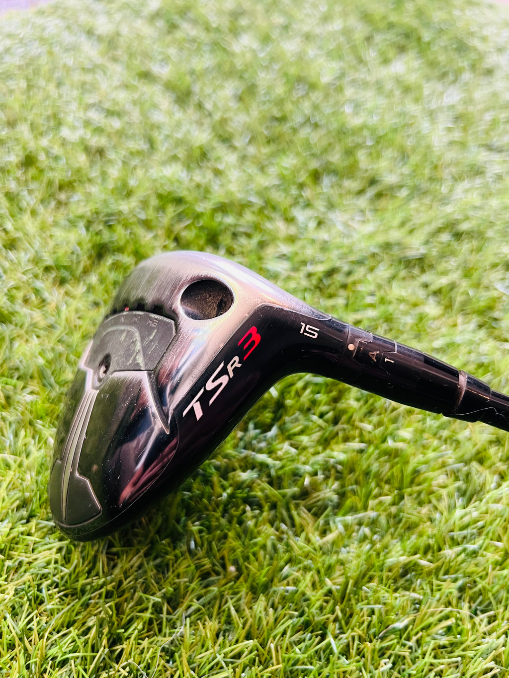Titleist TSR3 fairwaywood 15° met Hzrdus Black stalen shaft, close-up van de clubkop met clubhoofd en grip.