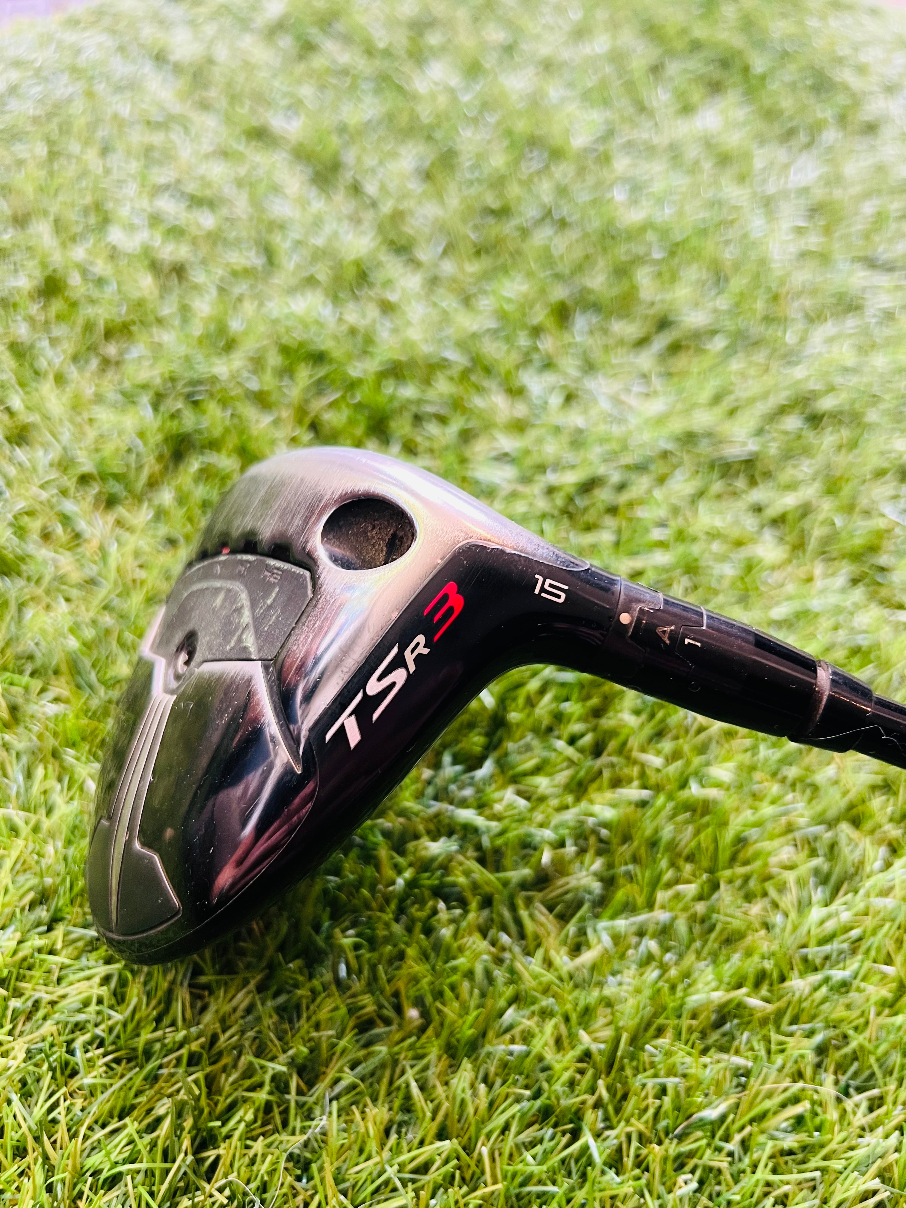 Titleist TSR3 fairwaywood 15° met Hzrdus Black stalen shaft, close-up van de clubkop met clubhoofd en grip.