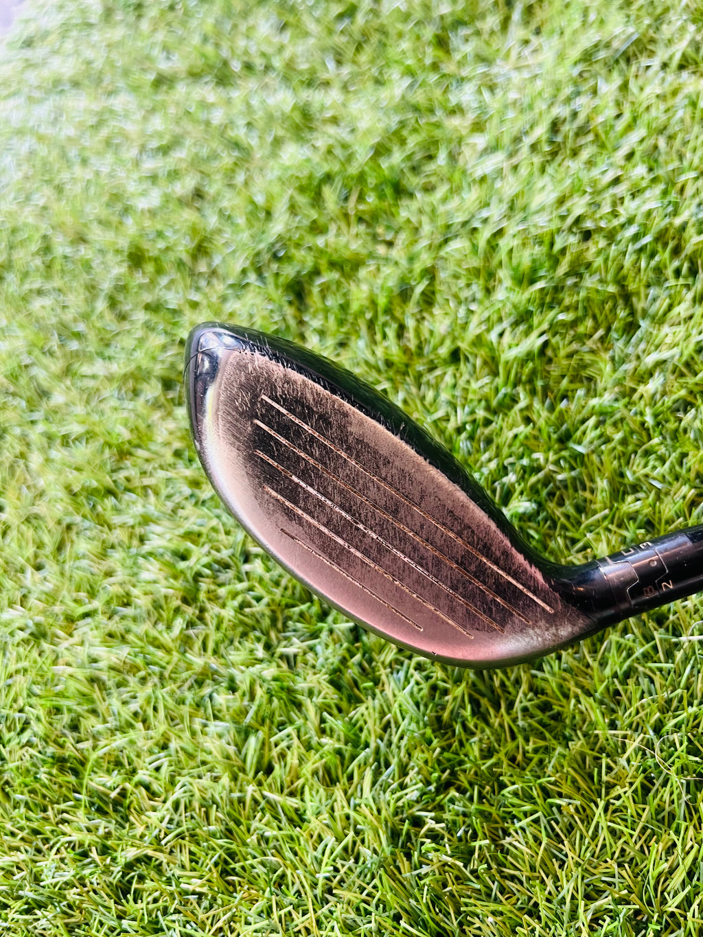 Titleist TSR3 fairwaywood 15° met Hzrdus Black stijf shaft, zichtbaar met clubhoofd en grip op golfbaan
