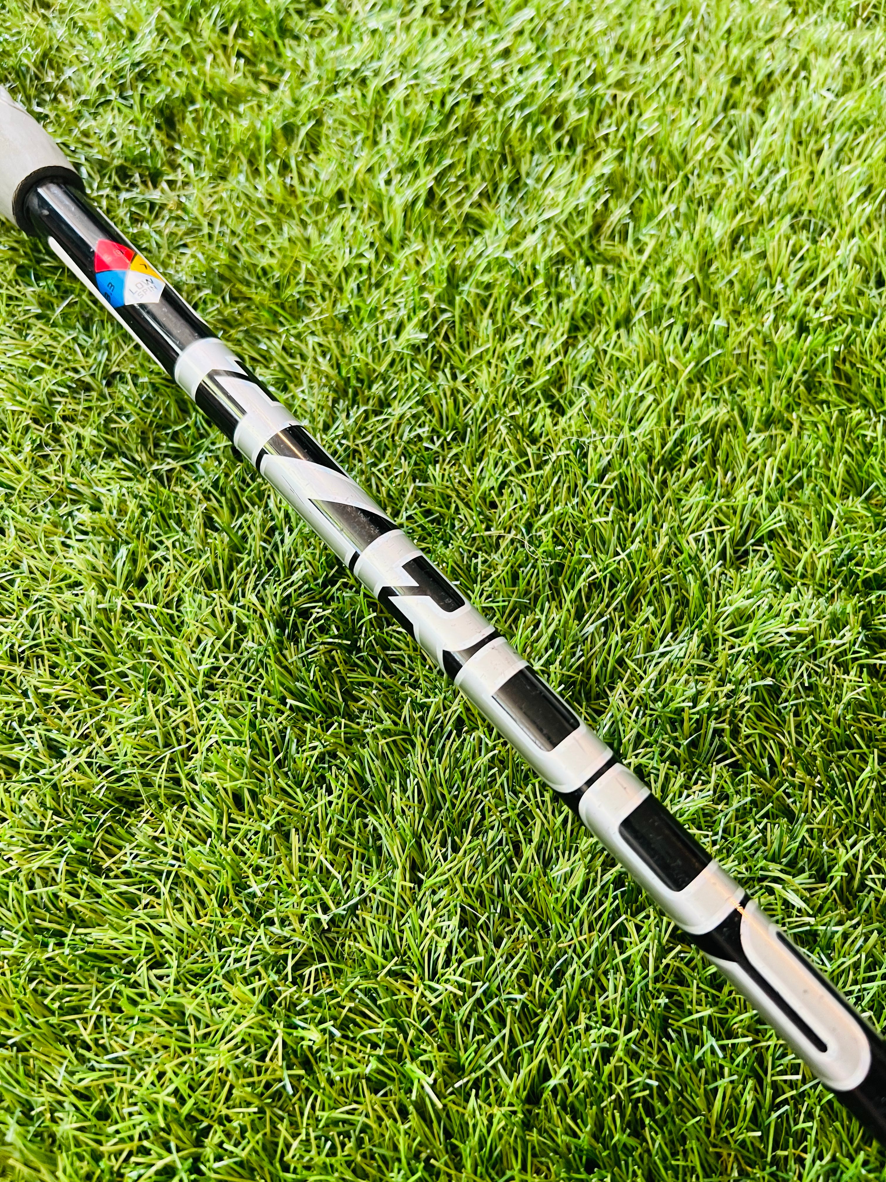 Titleist TSR3 fairwaywood 15° met Hzrdus Black stiff grafiet shaft, close-up van clubkop en grip op de golfbaan