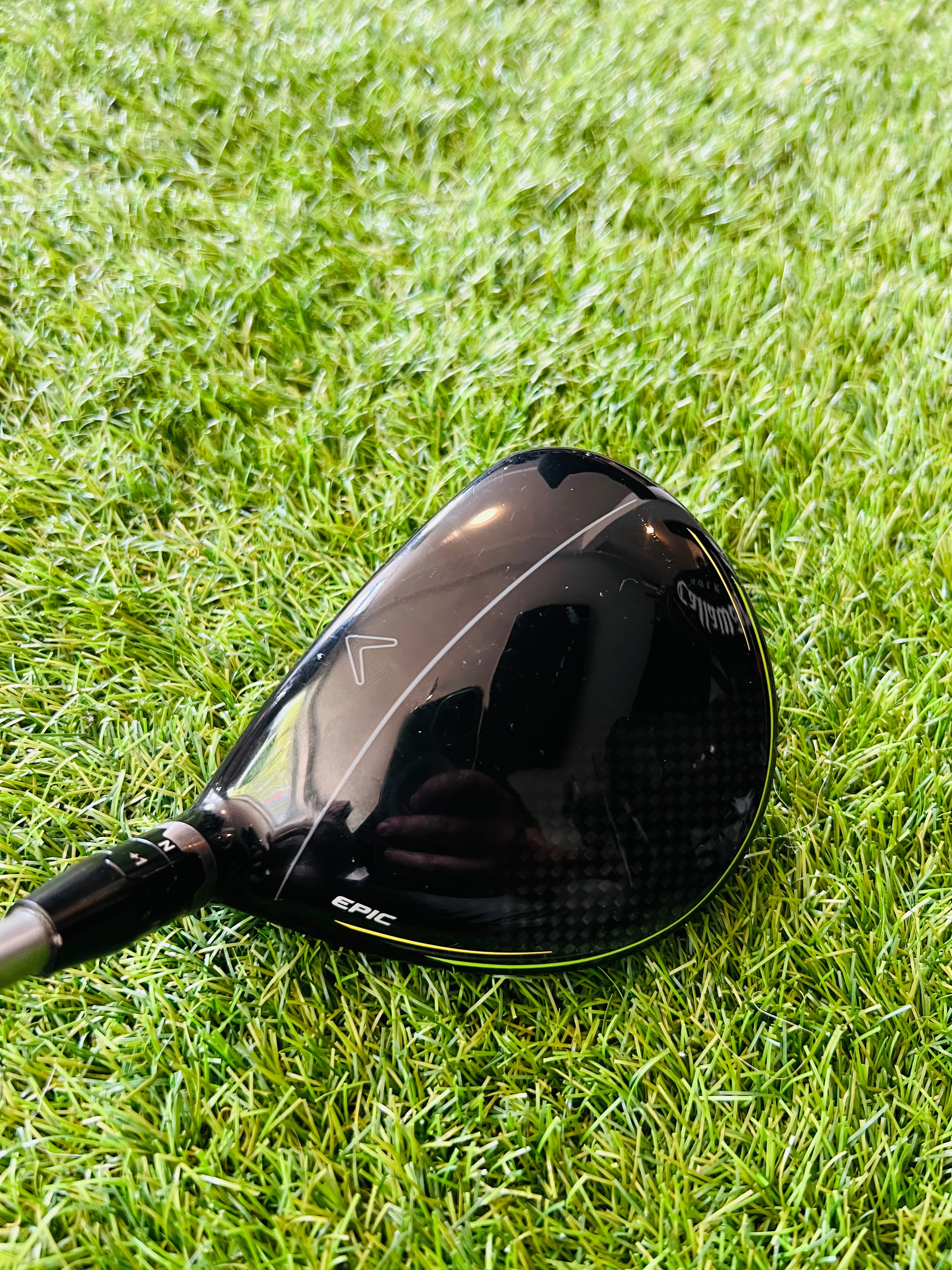 Callaway Epic Flash Fairwaywood 3 (15°) rechtshandig, zichtbaar met zwarte clubkop en grip op een golfbaan.