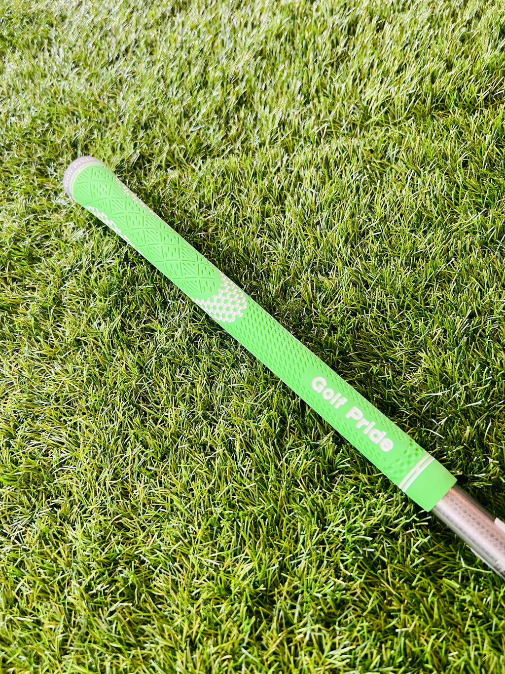 Roestvrijstalen Callaway Epic Flash Fairwaywood 3 (15°) rechtshandig, met graphite shaft en ergonomische grip, gelegen op golfbaan