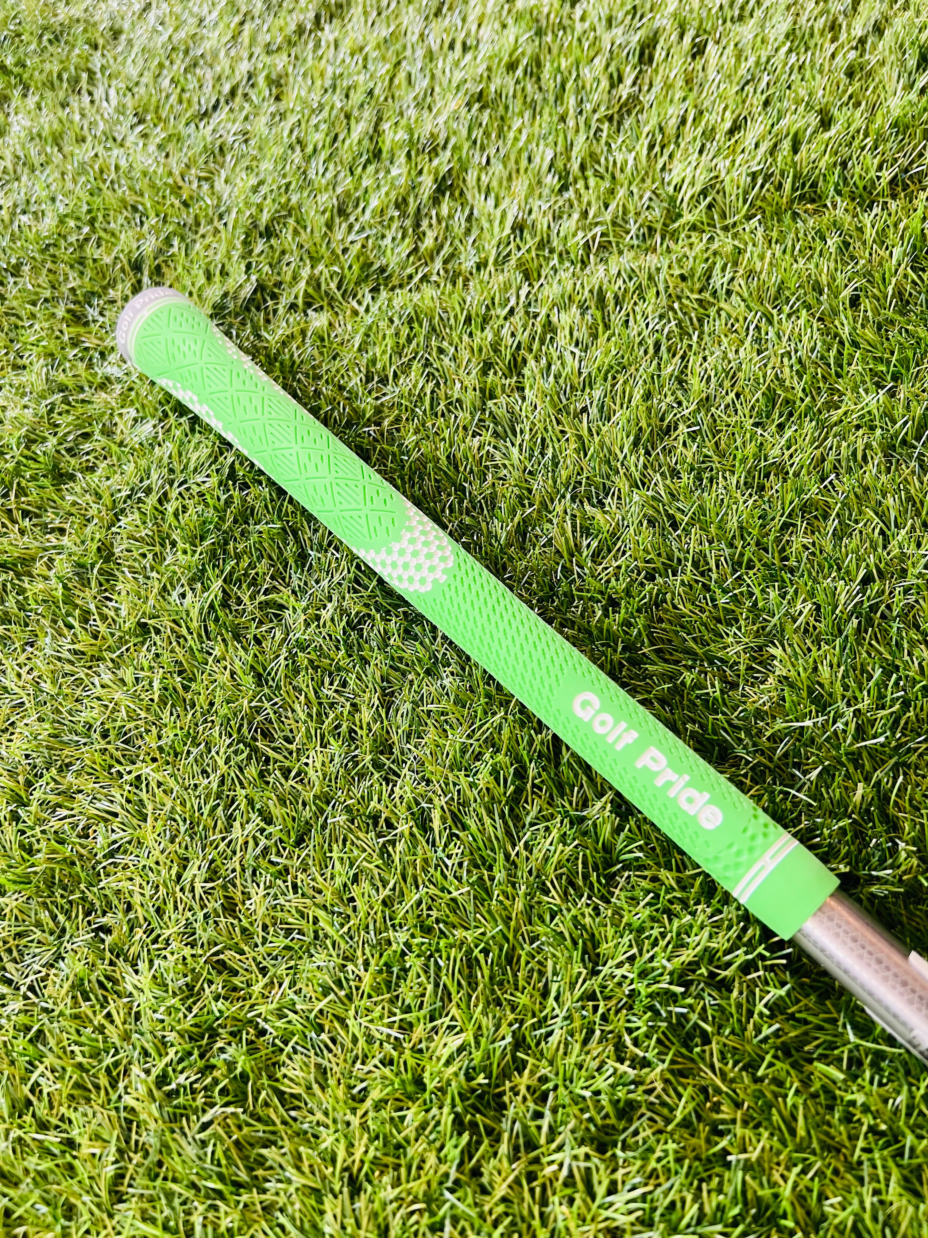 Roestvrijstalen Callaway Epic Flash Fairwaywood 3 (15°) rechtshandig, met graphite shaft en ergonomische grip, gelegen op golfbaan