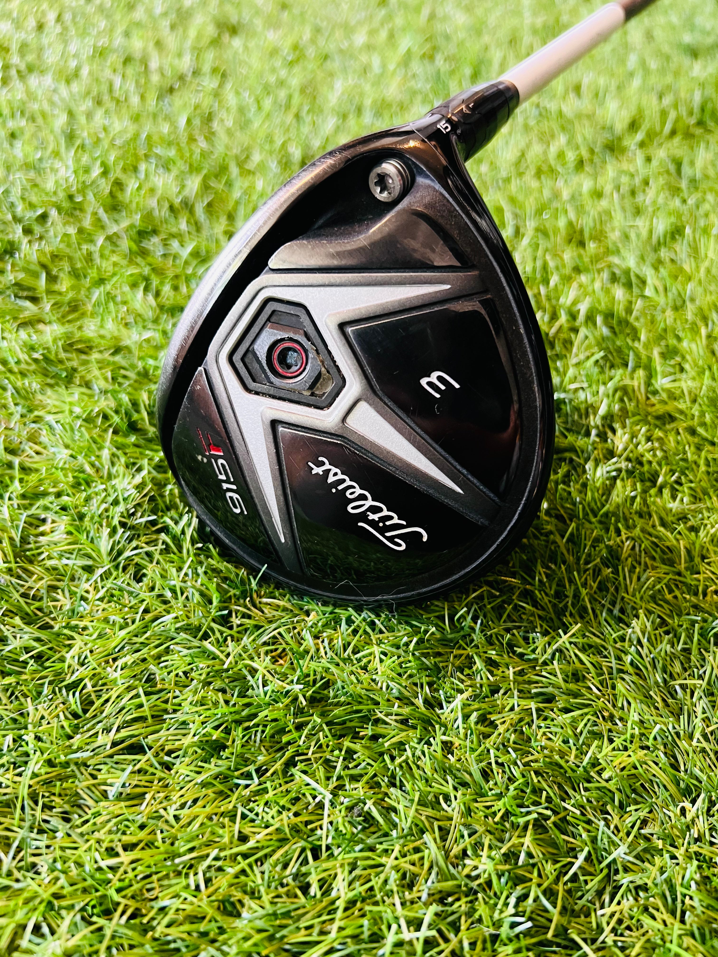 Titleist 915F fairwayhouten 5 (18°) rechtshandig, golfclub met titanium hoofd en graphite shaft, geschikt voor medium tot lage swings.