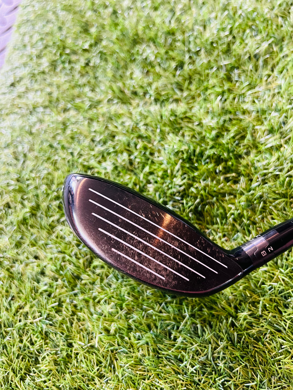 Titleist 915F fairwayhouten 5 (18°) rechtshandig, toont de club met leren grip en metaalachtige kop voor golfspel.