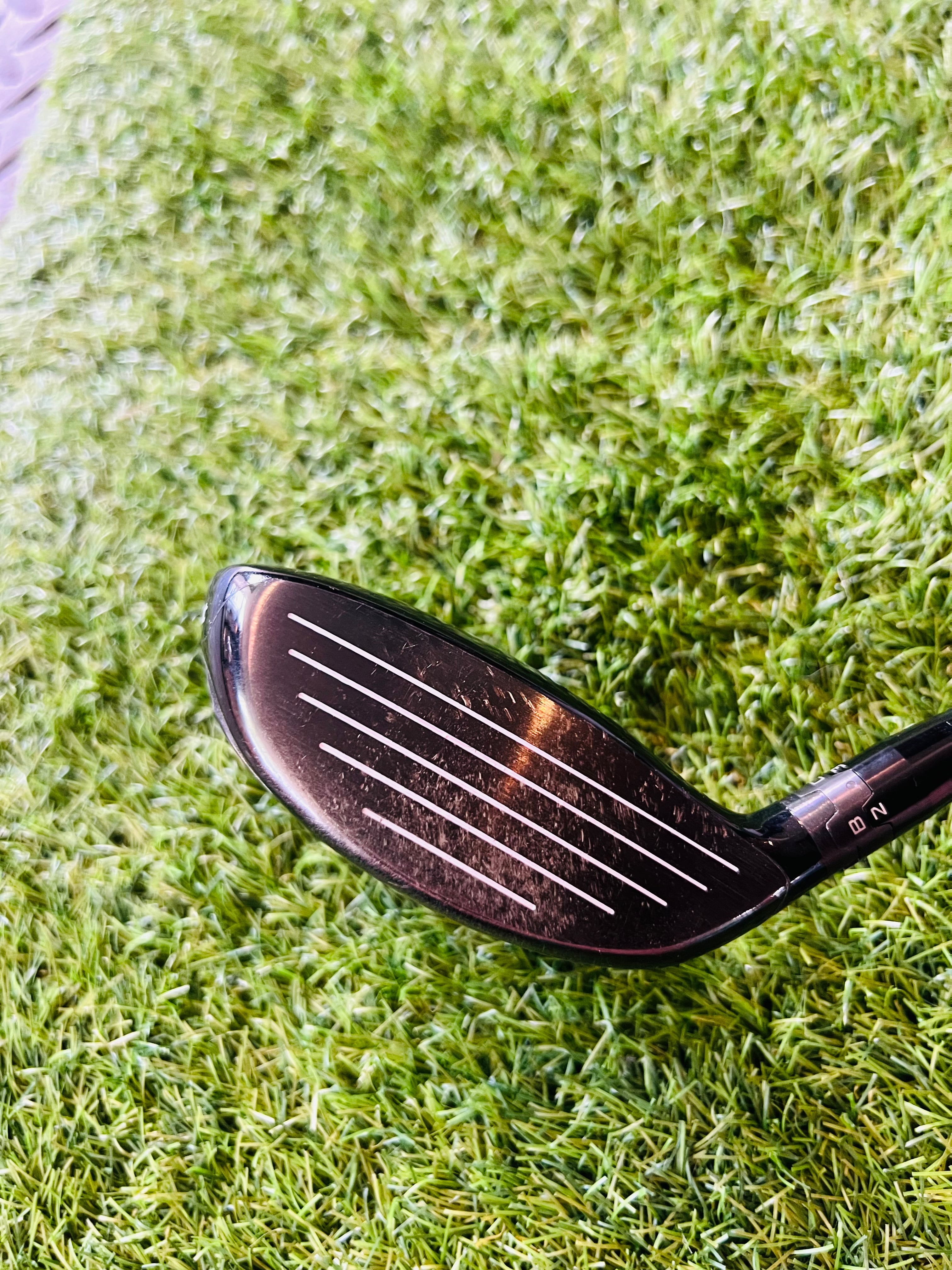 Titleist 915F fairwayhouten 5 (18°) rechtshandig, toont de club met leren grip en metaalachtige kop voor golfspel.