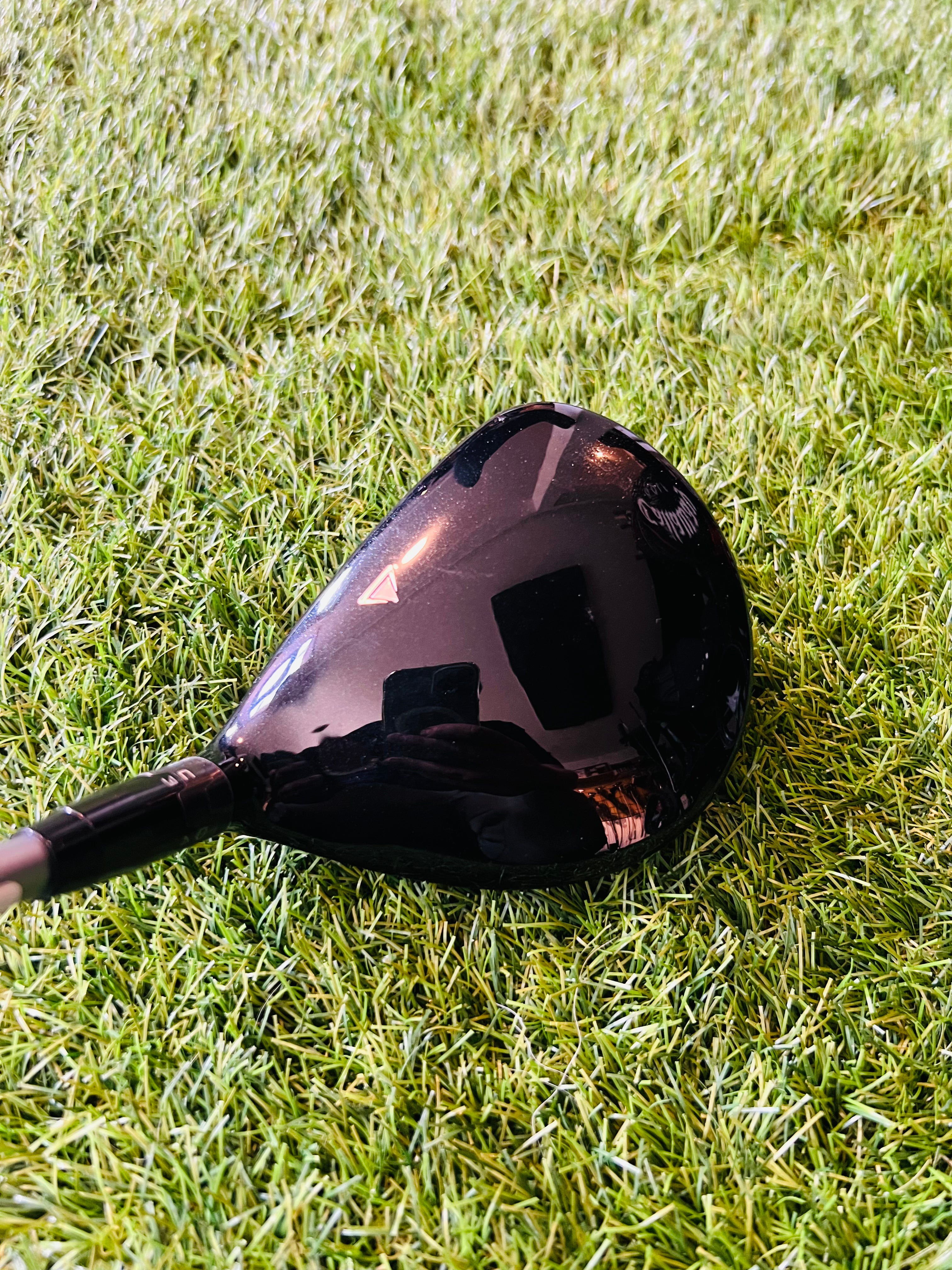 Titleist 915F fairwayhout 5 met 18° loft, rechtshandig, zichtbaar met kenmerkende clubkop en grip, geschikt voor golfspel.