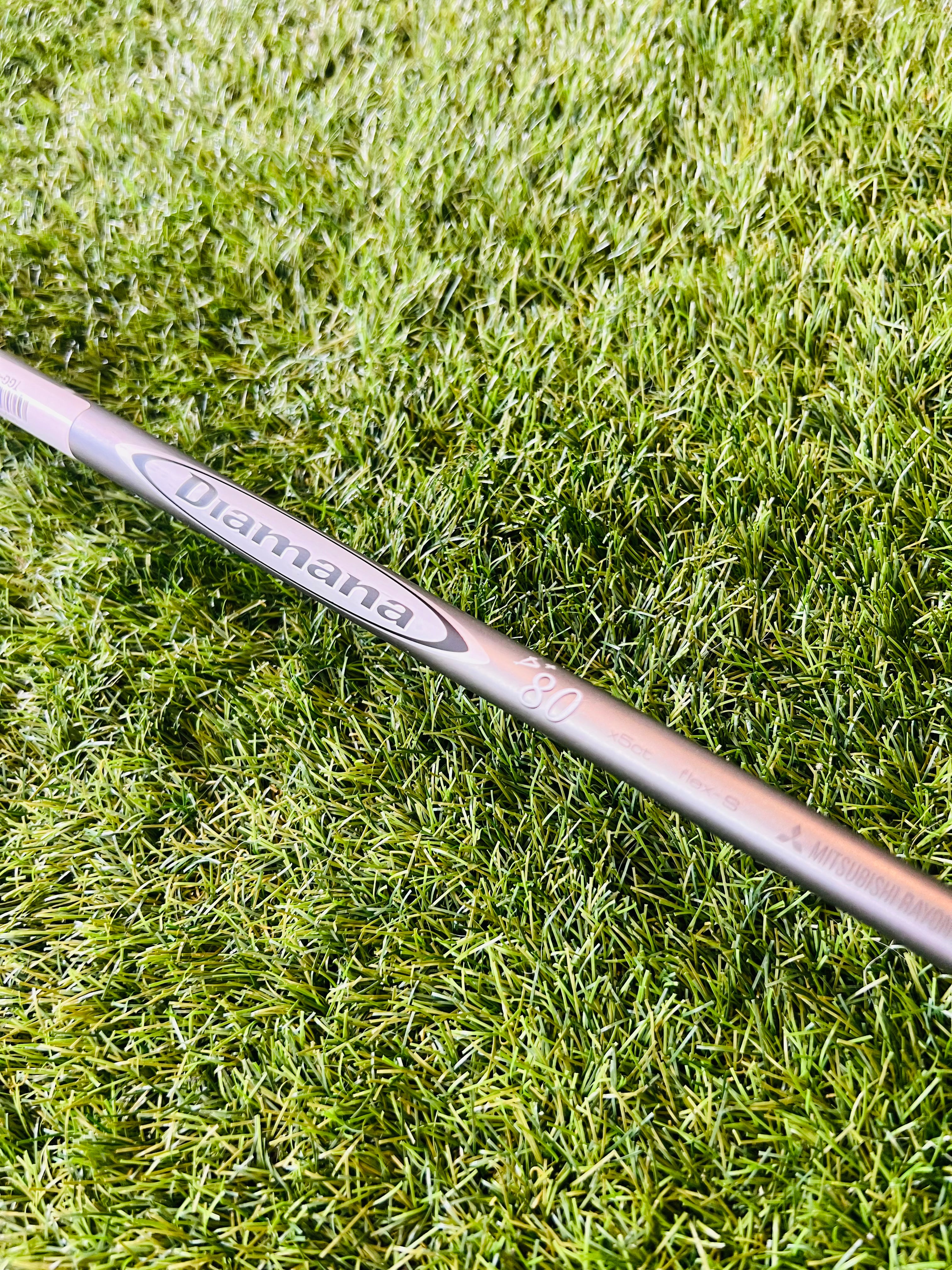Titleist 915F fairwayhouten 5, 18°, rechtshandig, golfclub met graphite shaft en zwarte afwerking, zichtbaar op foto.