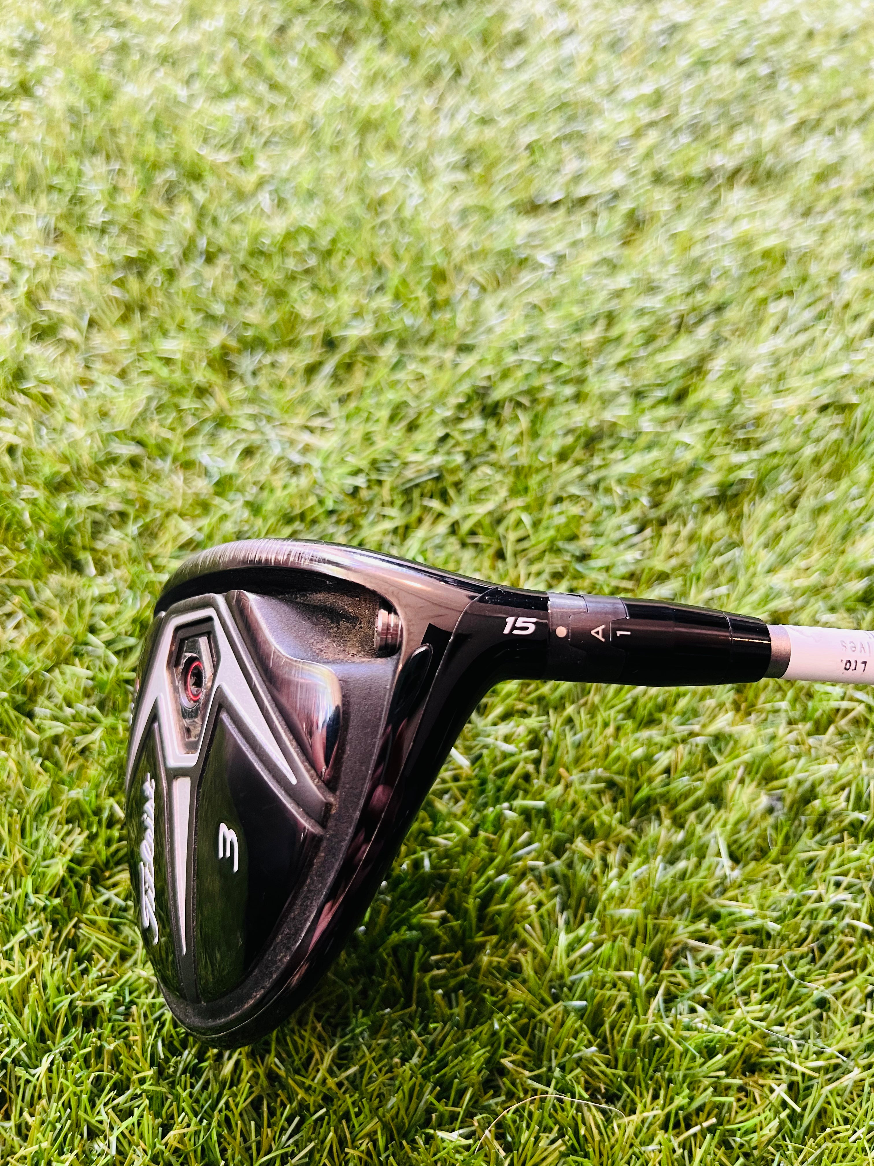 Titleist 915F fairwayhout 3-15° rechtshandig met houten clubhoofd en grip, gebruikt voor golfslag op de fairway.