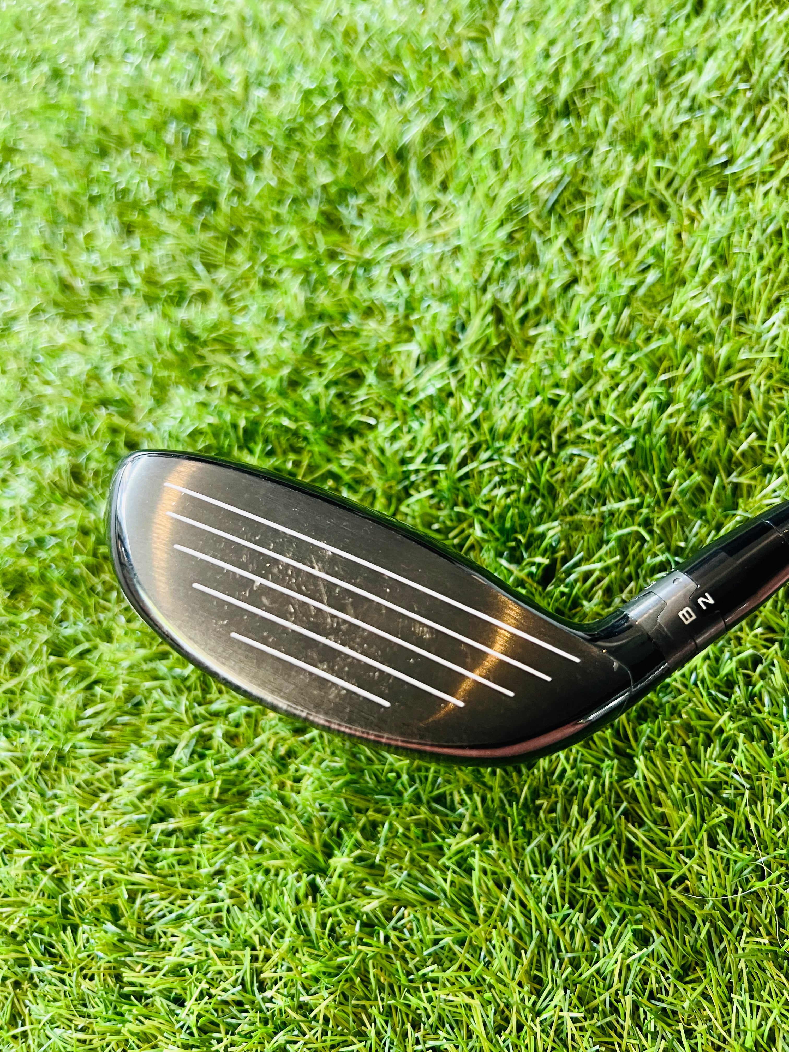 Titleist 915F fairwayhouten 3 (15°) rechtshandig, close-up van clubblad en grip, geschikt voor golfspel.