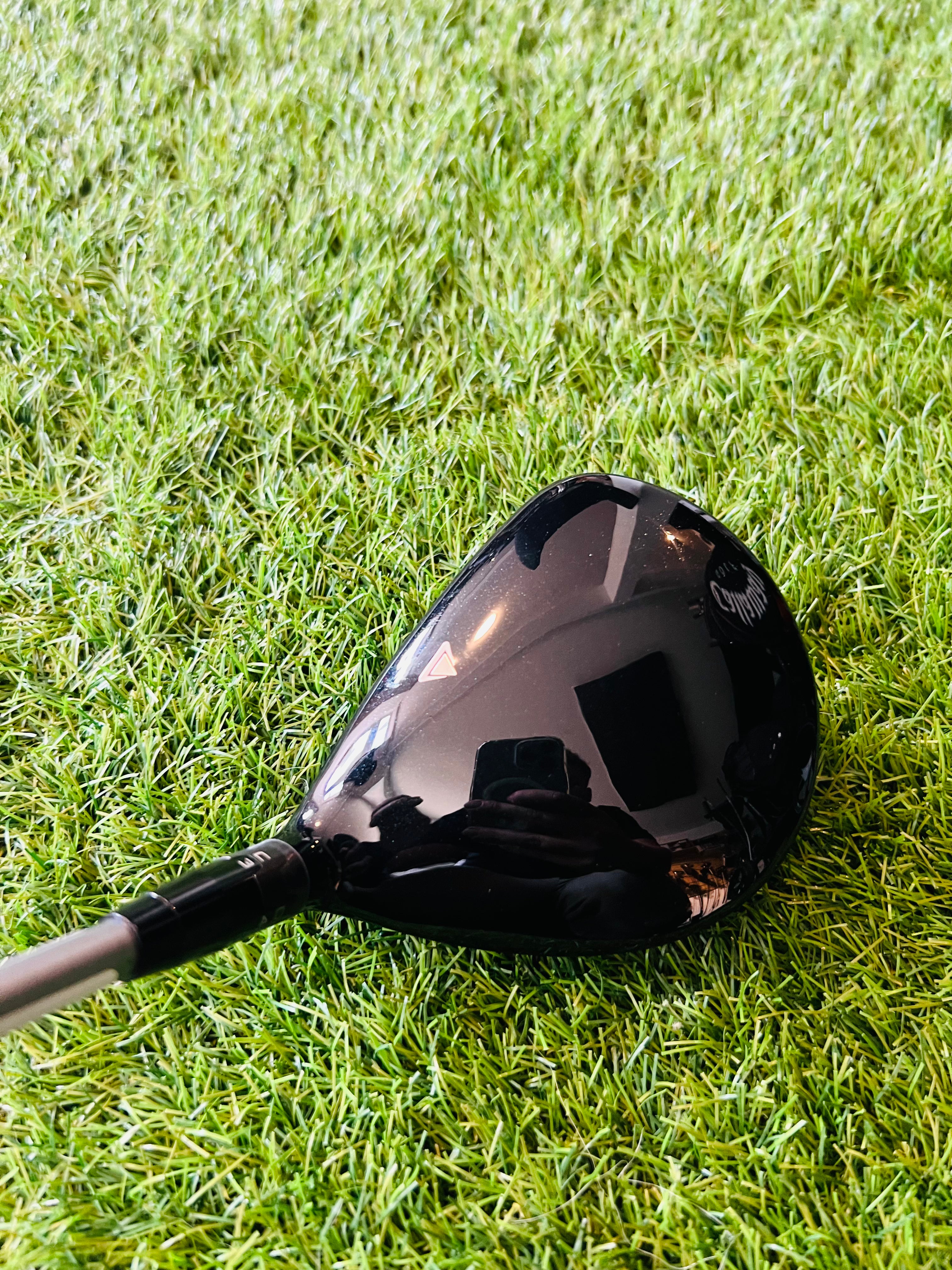 Titleist 915F fairwayhouten 3-15° rechtshandig, close-up van clubblad en grip, golfclub voor lange afstanden.