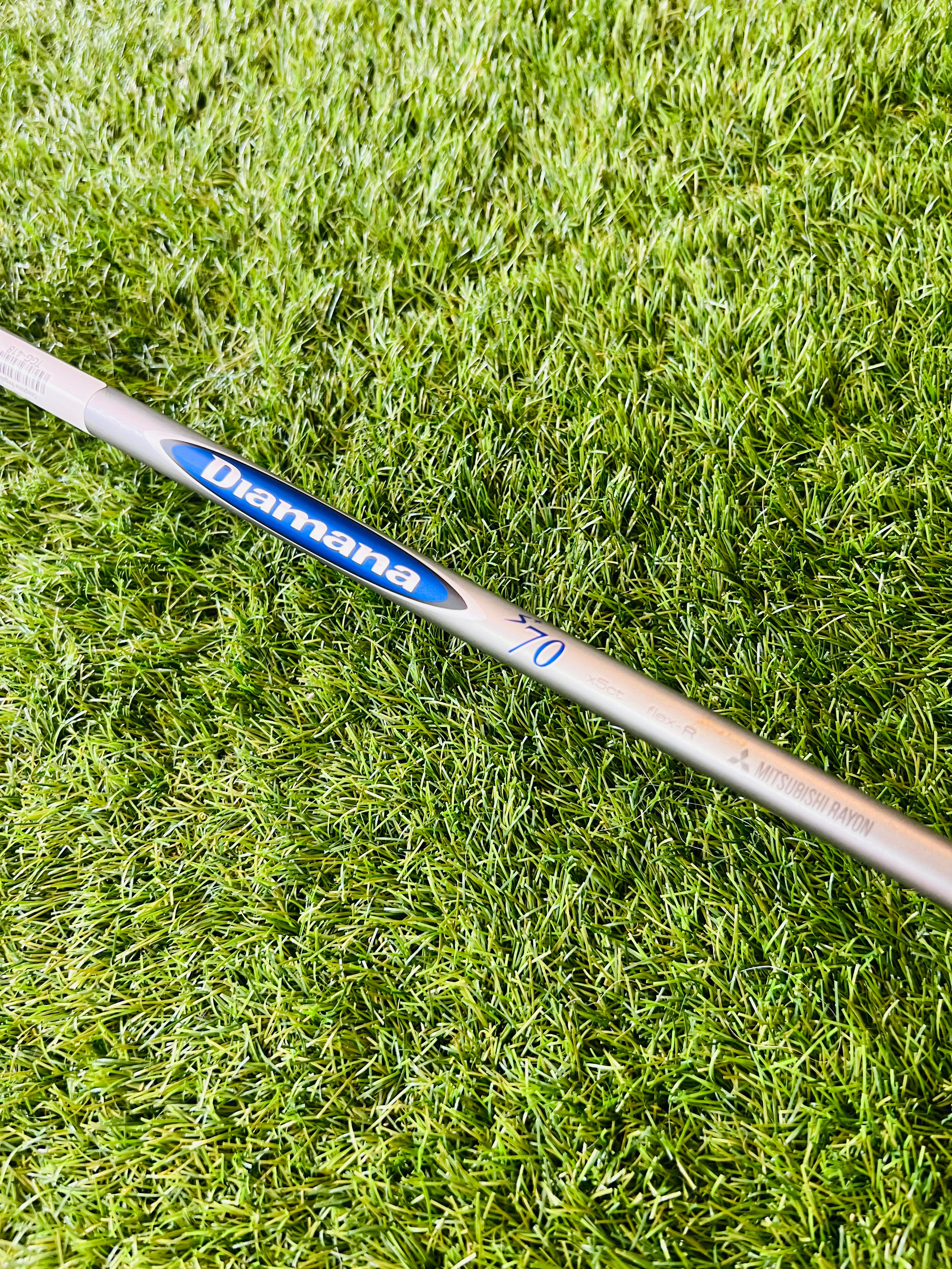 Titleist 915F fairwayhout 3-15° rechtshandig met houten clubhoofd en grip, geschikt voor golfspelers die precisie zoeken.