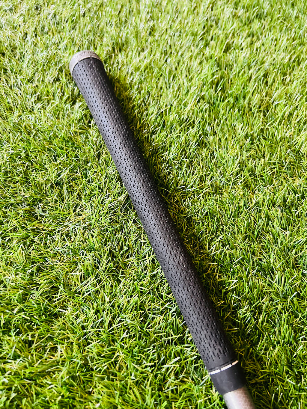 Titleist 915F fairwayhout 3 (15°) voor rechts, zichtbaar met witte kop en houten steel, geschikt voor golfspel.