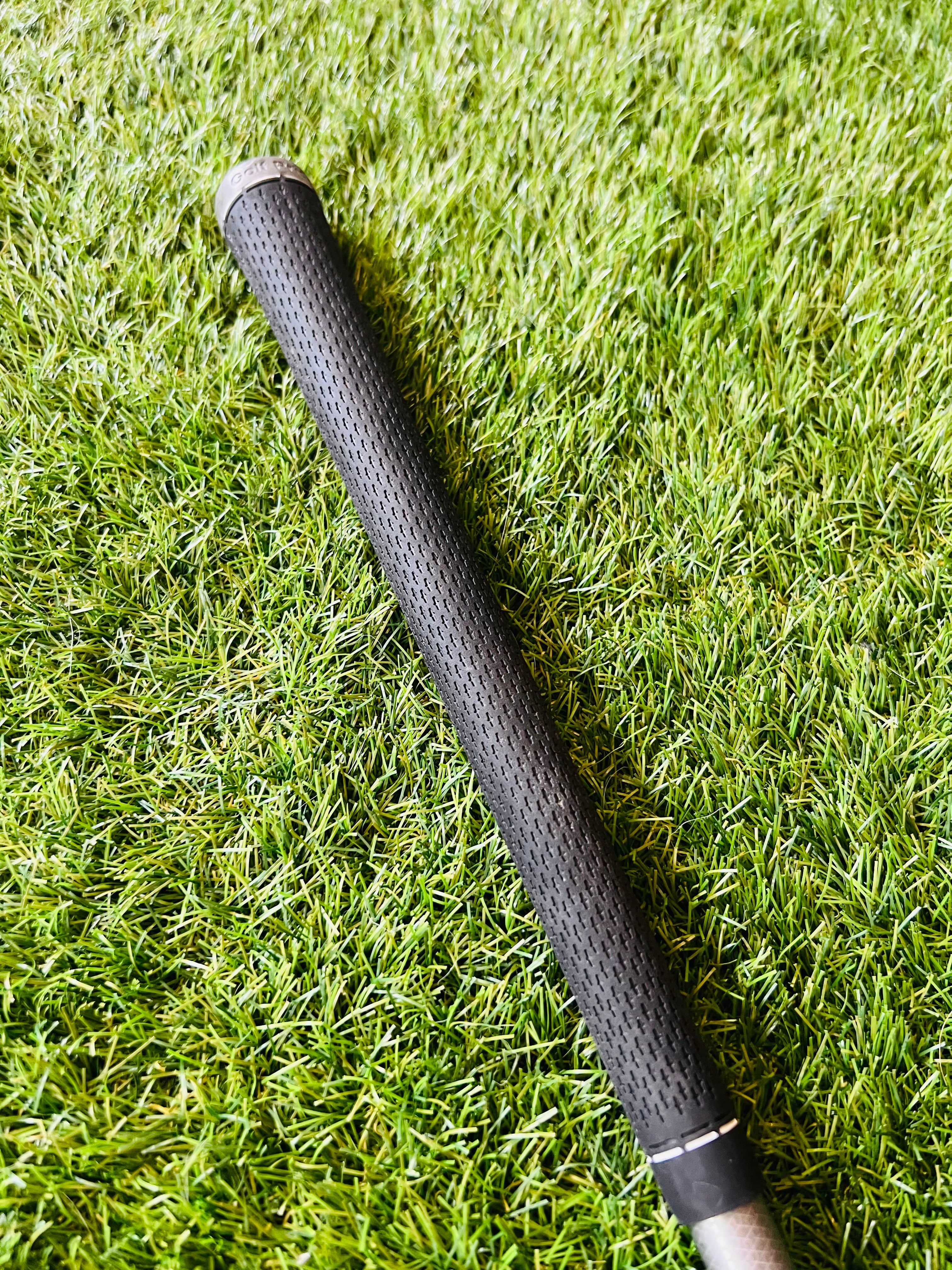 Titleist 915F fairwayhout 3 (15°) voor rechts, zichtbaar met witte kop en houten steel, geschikt voor golfspel.