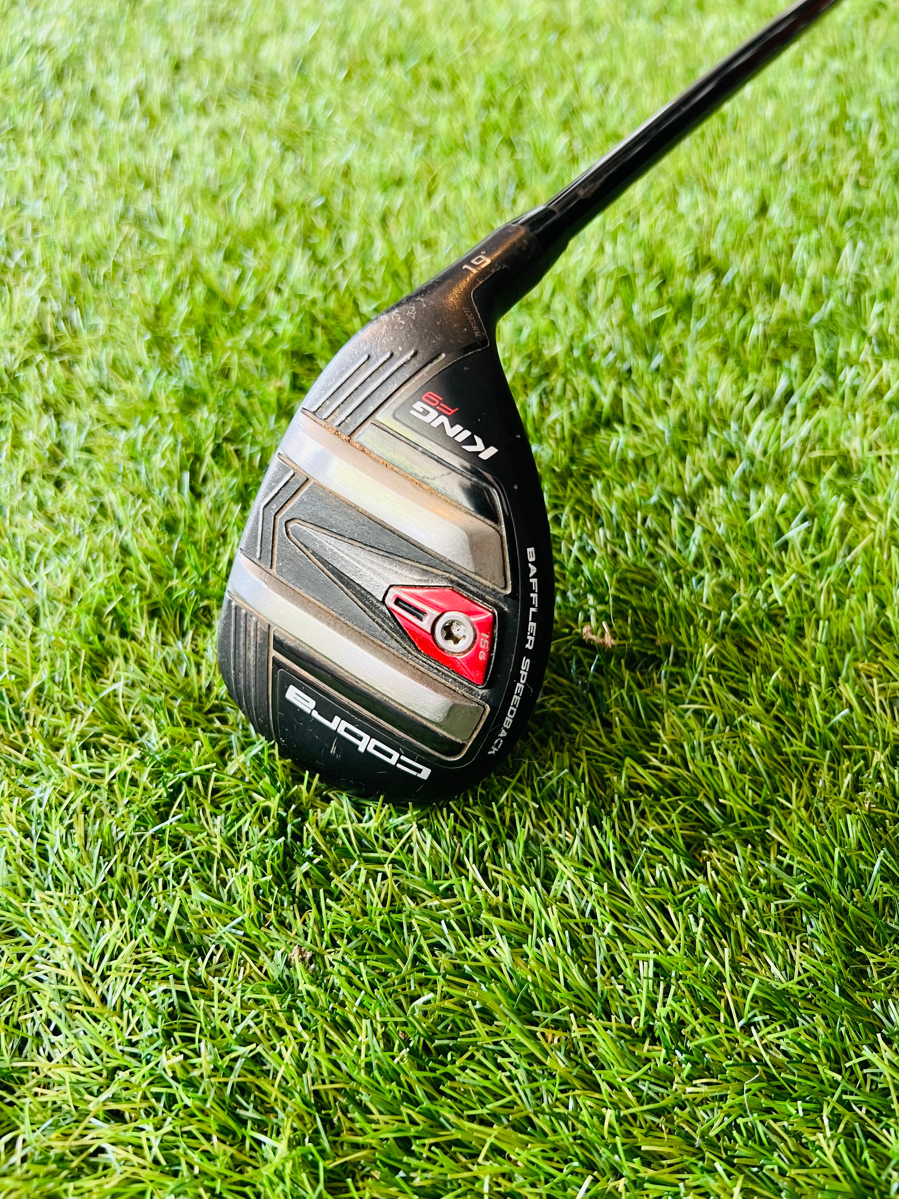 Cobra King F9 hybride 3 met 19° loft, rechtshandige golfclub, Thom's Golfgear, close-up van clubkop en grip