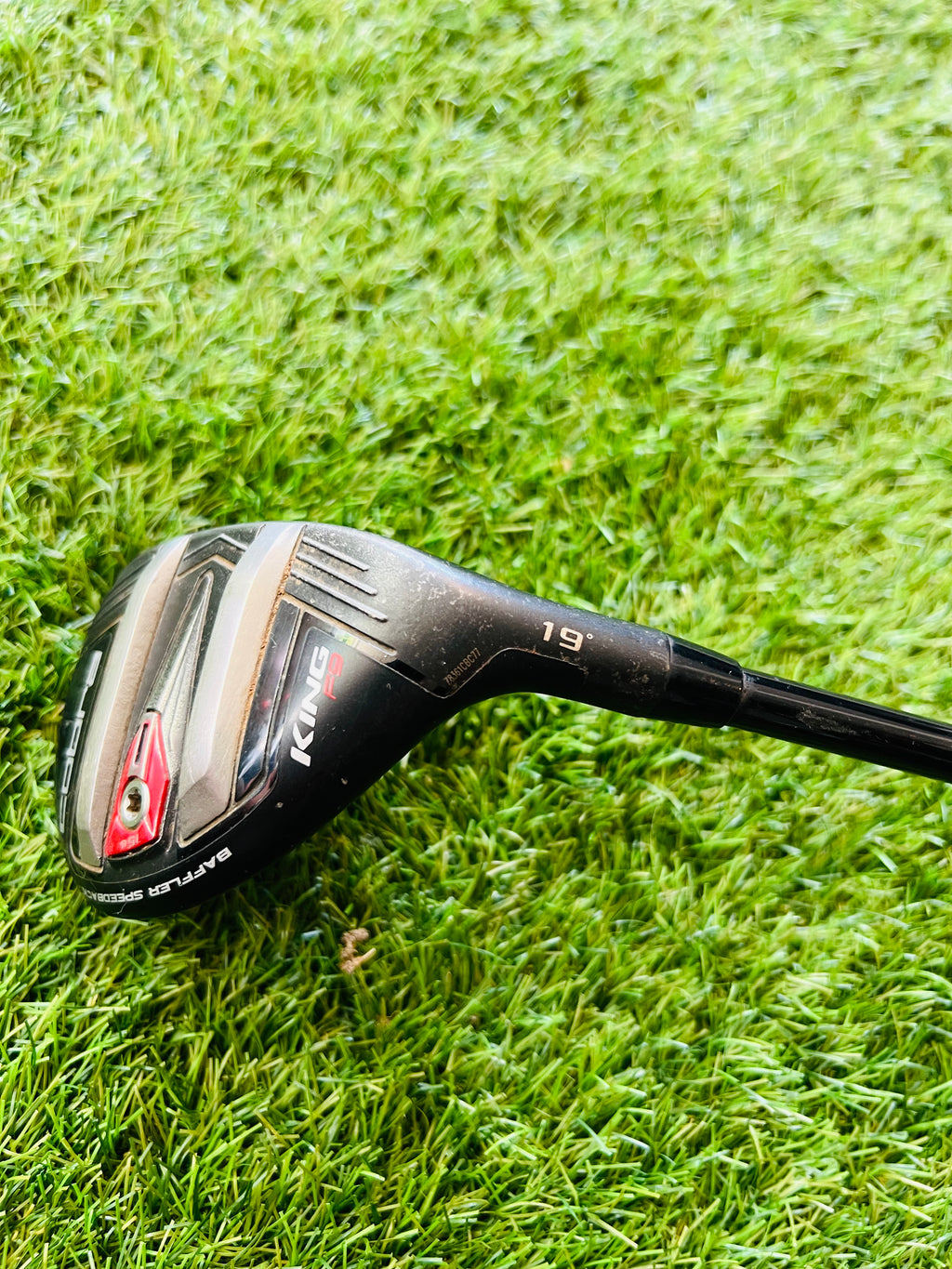 Hybride golfclub Cobra King F9 3, 19°, rechts, ontworpen voor hoge prestaties en precisie, zichtbaar met grip en clubhoofd.