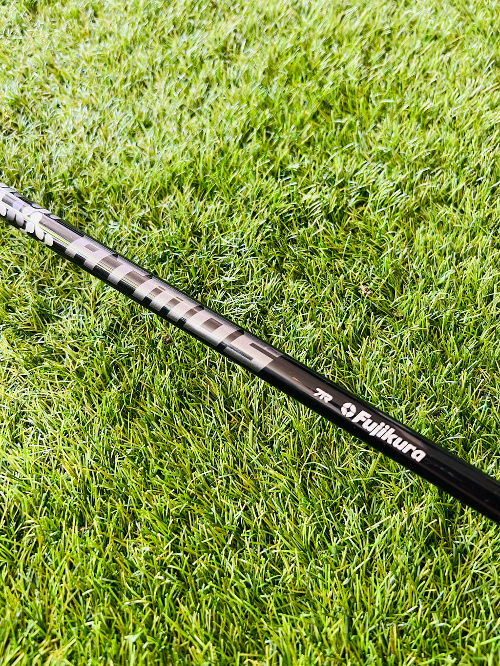 Rechtshandige Cobra King F9 Hybride 3 (19°) golfclub, zichtbaar met grip en clubkop, geschikt voor golfspelers.