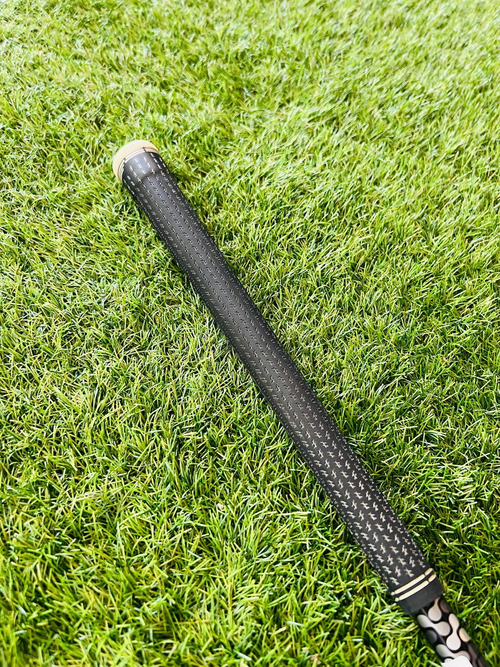 Hybride golfclub Cobra King F9 3 19° rechtshandig, zichtbaar met zwarte grip en clubhoofd op golfbaan.