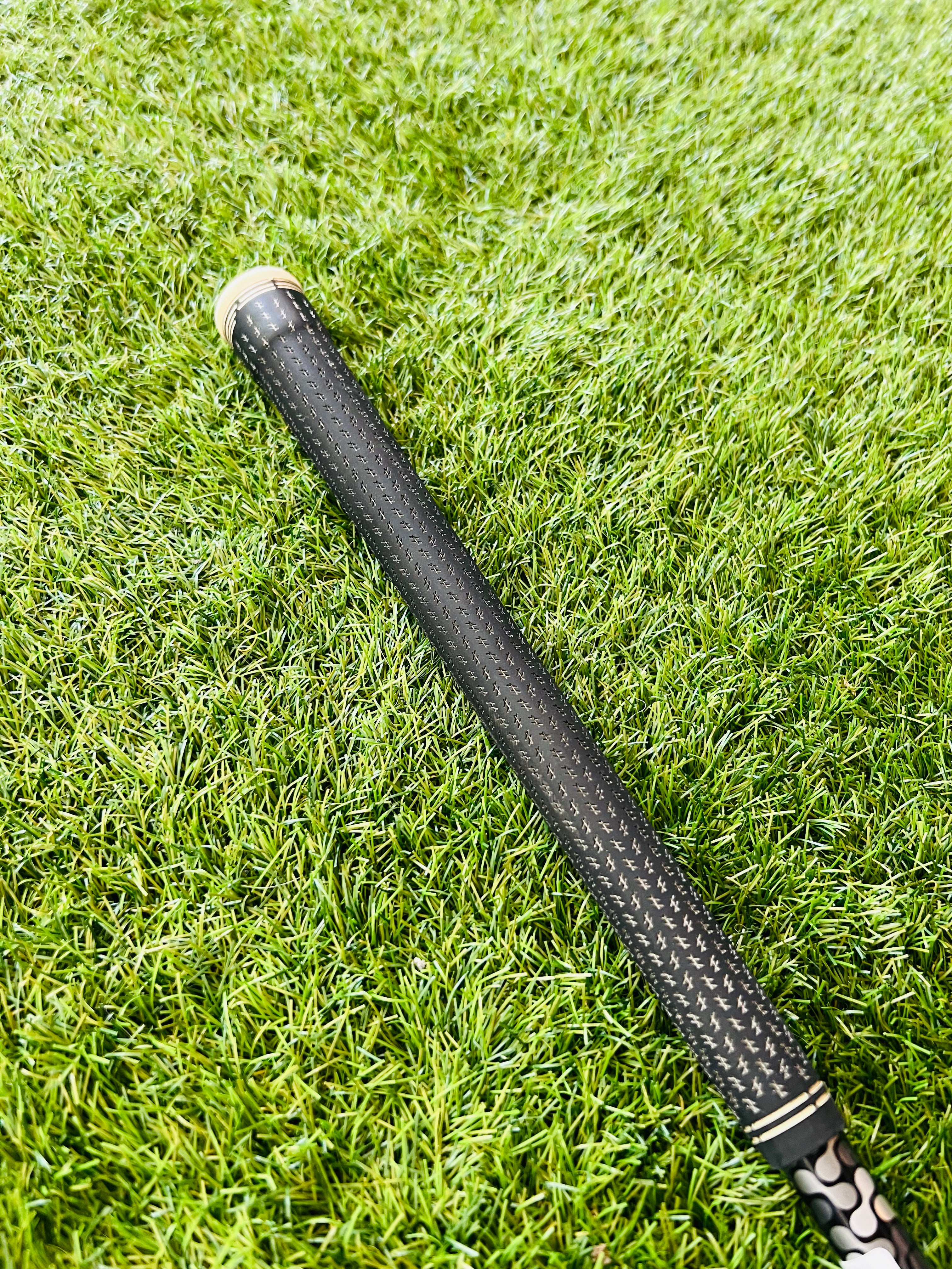 Hybride golfclub Cobra King F9 3 19° rechtshandig, zichtbaar met zwarte grip en clubhoofd op golfbaan.