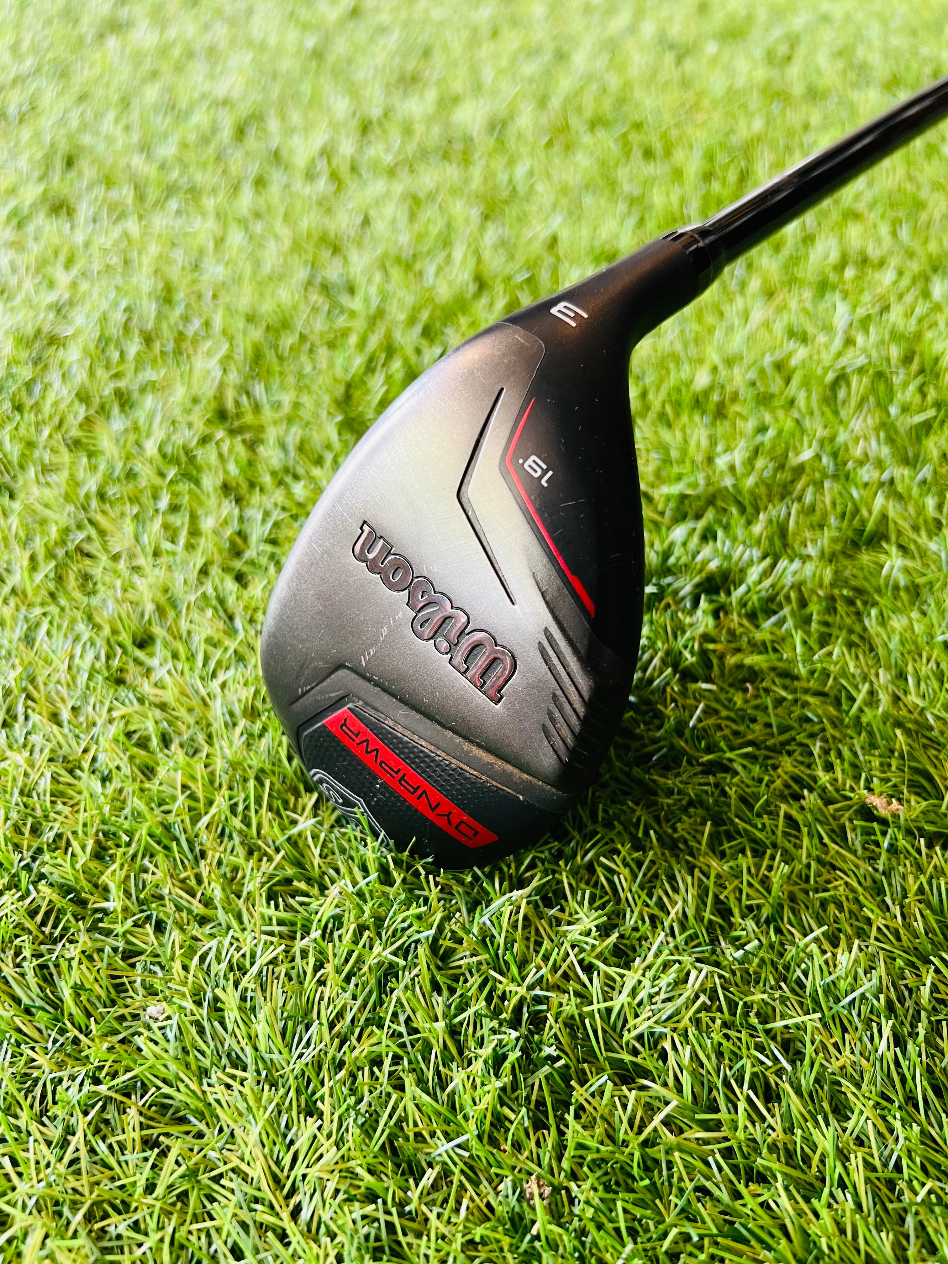 Wilson Dynapower Hybride 3 golfclub, 19°, rechtshandig, met grip en clubhoofd zichtbaar, ideaal voor golfspel.