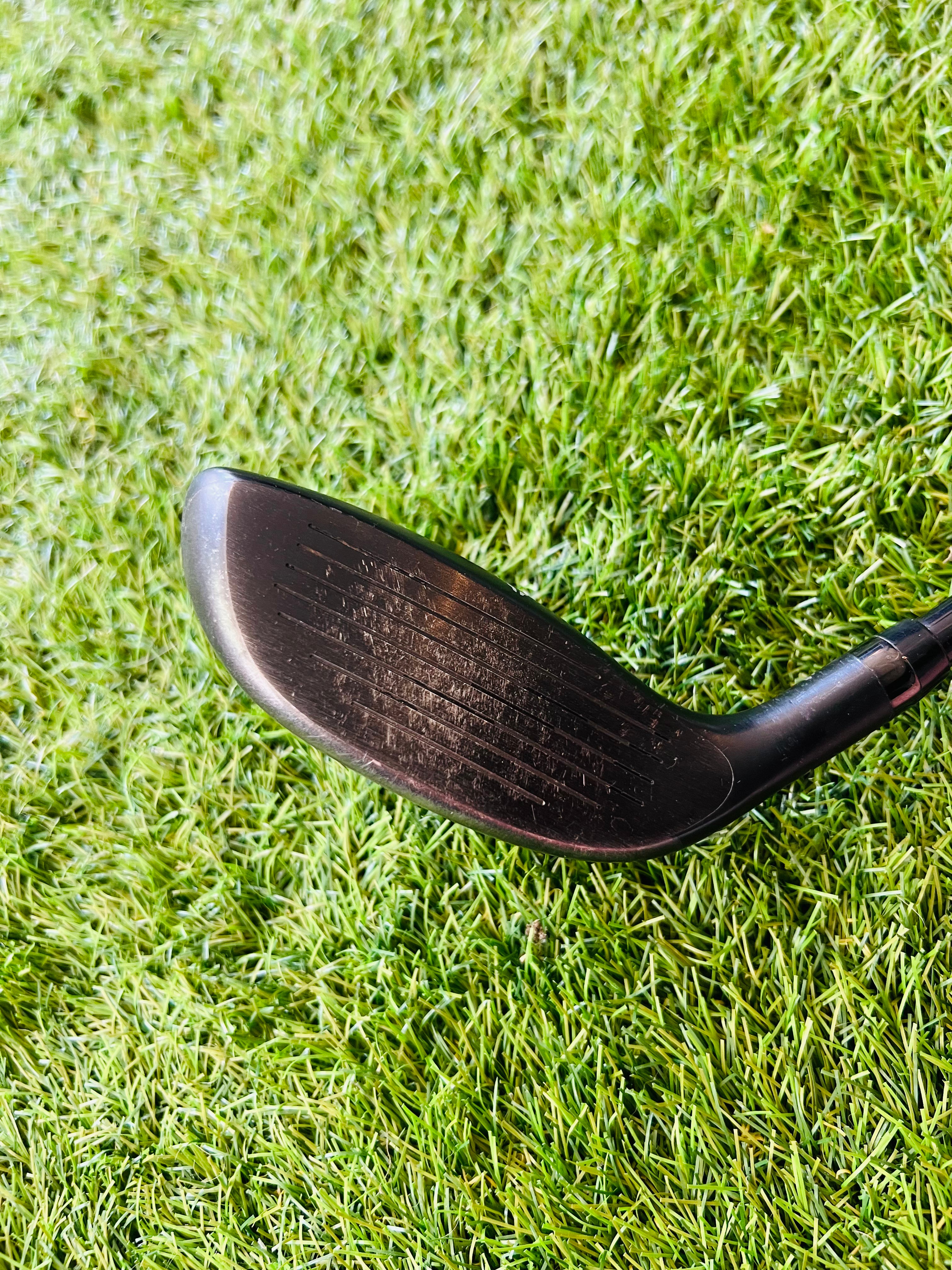Wilson Dynapower Hybride 3 club voor rechts, 19° loft, golfclub met zwart en blauwe details, zichtbaar op de afbeelding.