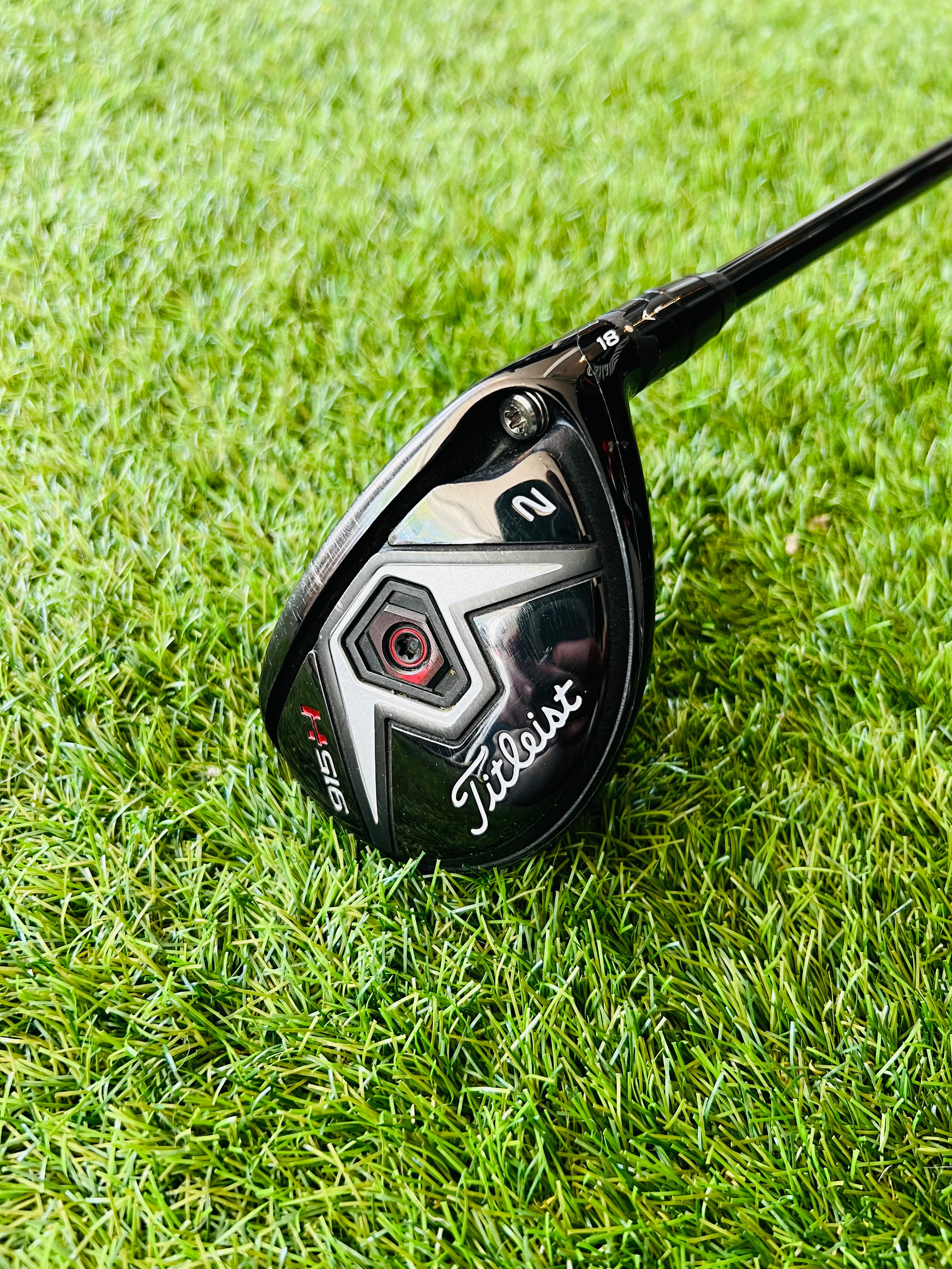 Titleist 915H hybride 2 (18°) rechtshandig met zwarte grip en kenmerkende Titleist logo op de kop, geschikt voor golfspelers