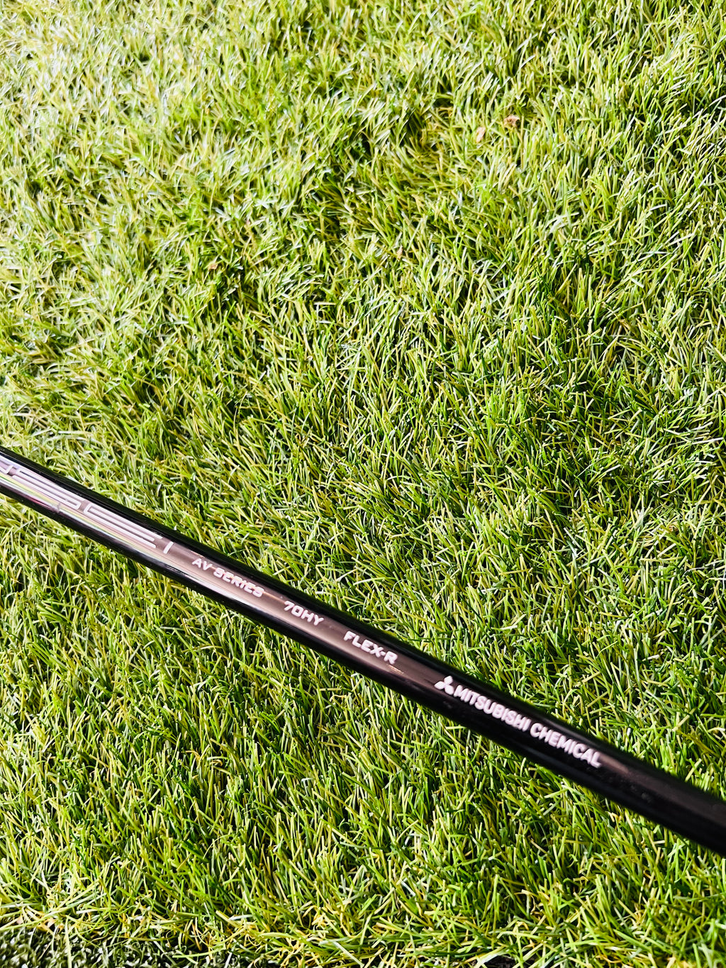 Titleist 915H hybride 2 met 18° loft, rechtshandig, close-up van de clubkop met grip en clubhoofd voor golfgebruik