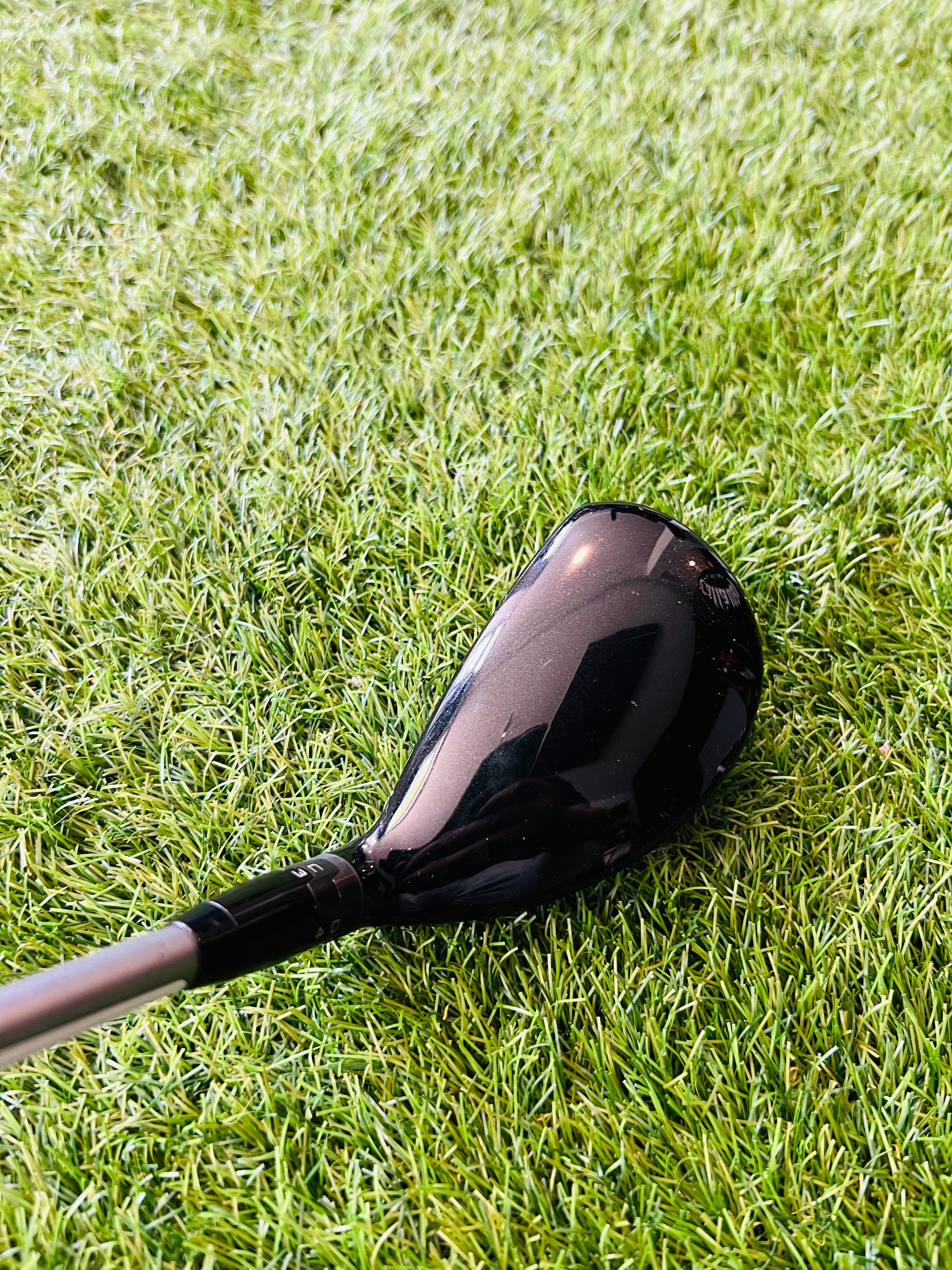 Titleist 915H hybride 2 met 17,5° loft, rechtshandig, toont de club met grip en kop op een golfbaanachtergrond