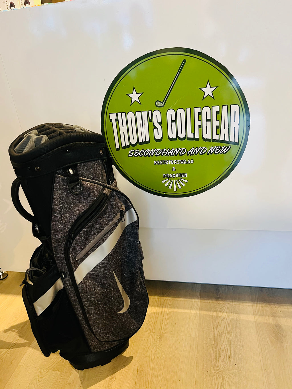 Zwarte en grijze Nike golfcartbag met 14 vakken en regencover, geschikt voor golfclubs, door Thom's Golfgear
