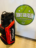 Rode en zwarte Titleist StaDry golfcarttas met meerdere vakken en handvat, ontworpen voor golfers die stijl en functionaliteit zoeken.