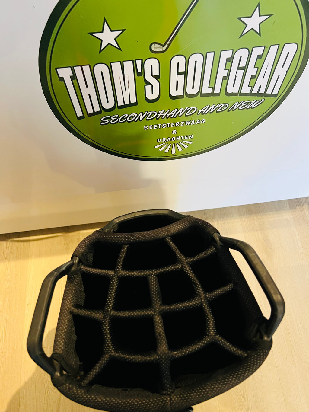 Titleist StaDry golfcarttas in rood en zwart met meerdere vakken en stevige handvatten, geschikt voor golfers.
