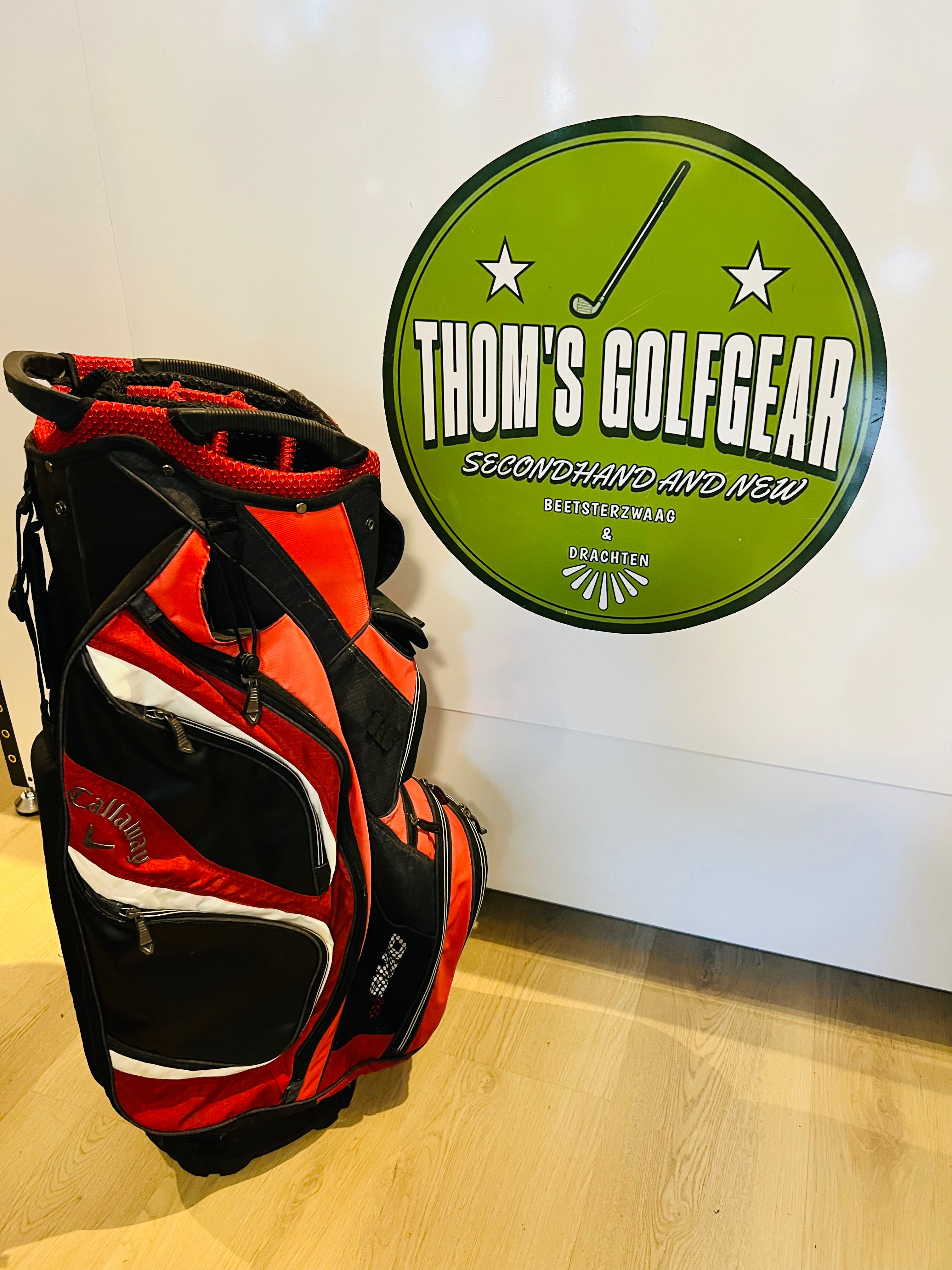 Rode en zwarte Callaway ORG 16 golfcarttas met meerdere vakken en handvatten, ontworpen voor golfspelers.