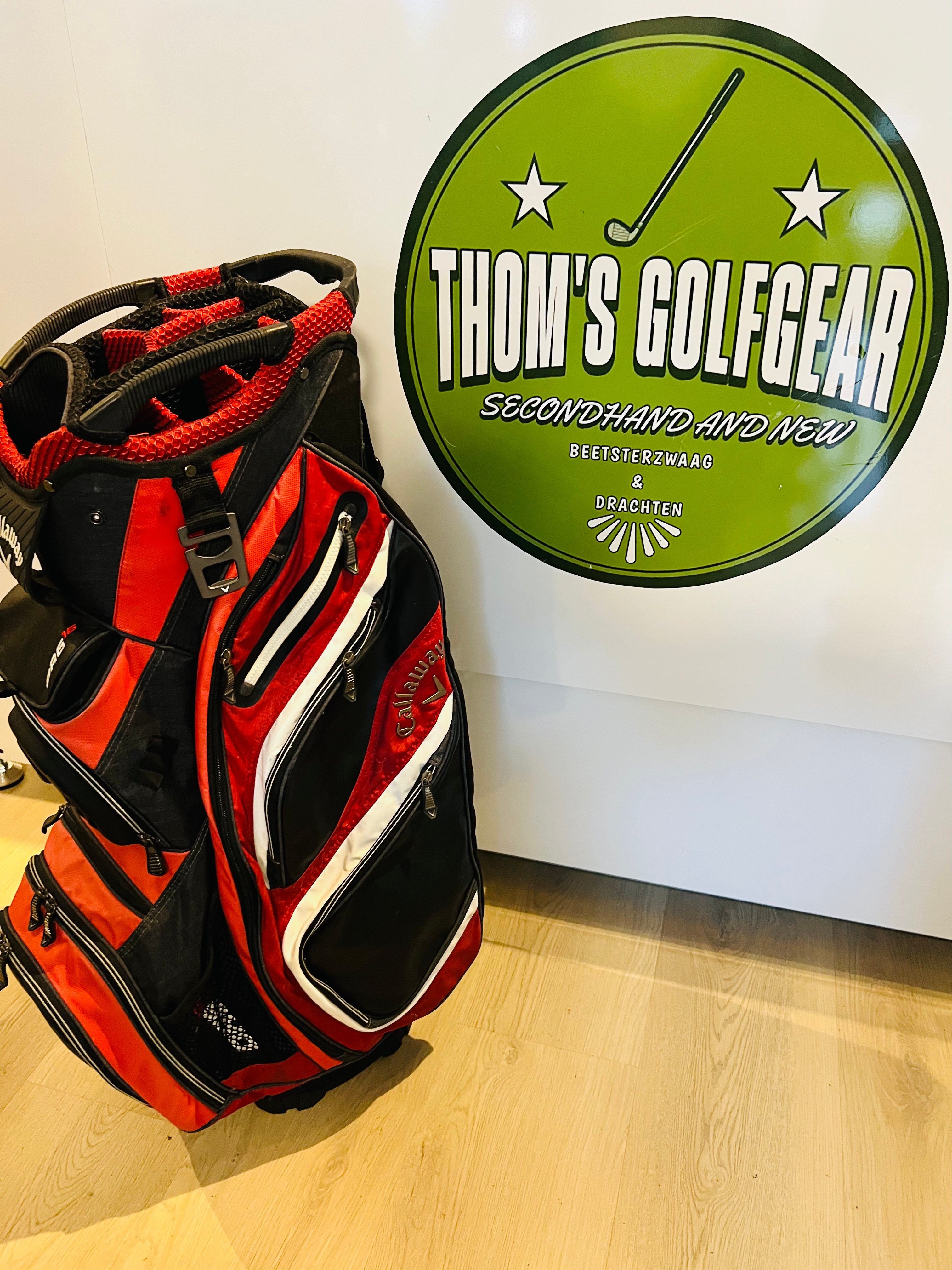 Roze en zwarte Callaway ORG 16 cartbag voor golf, met meerdere vakken en stevige draagriemen, op een golfbaan.