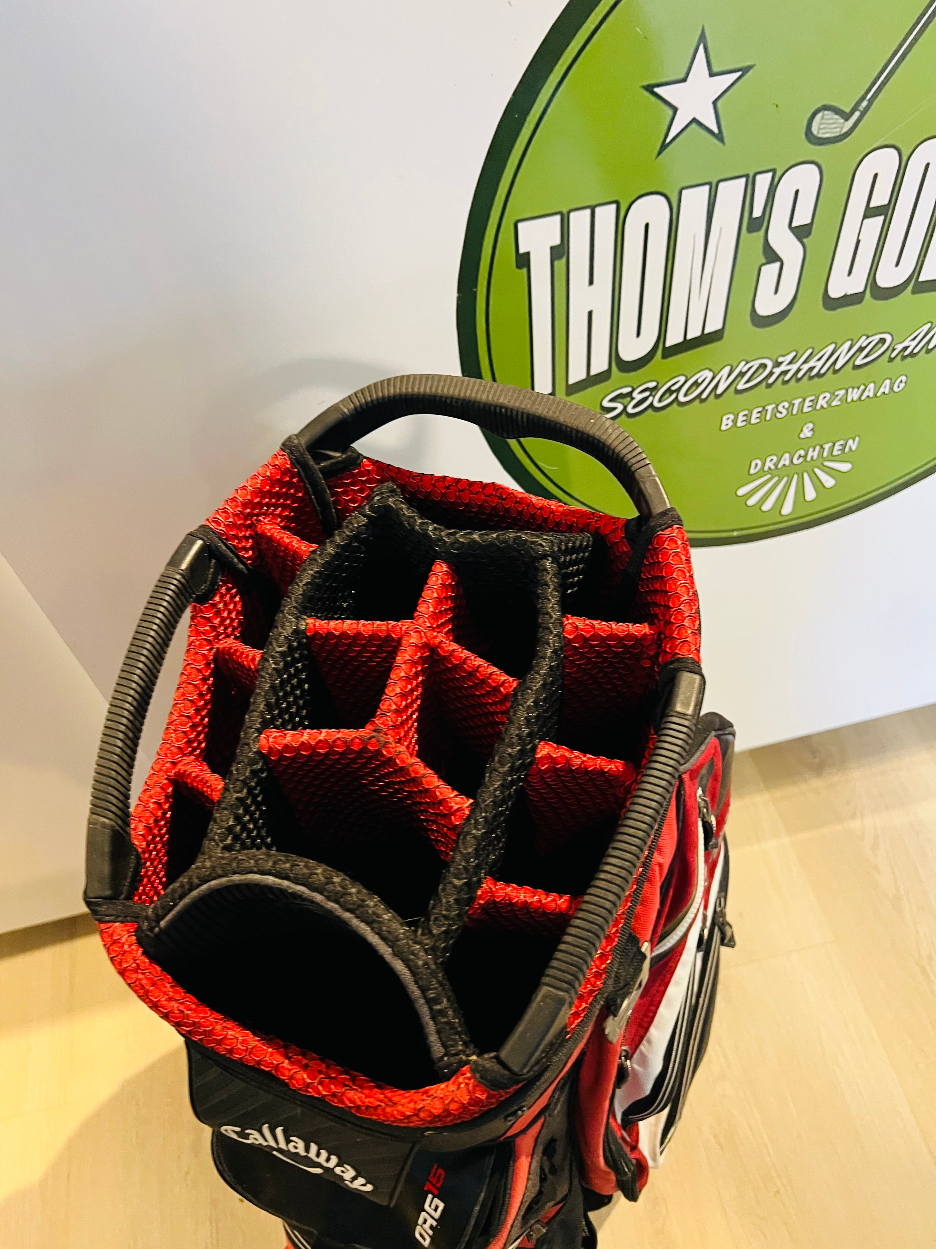 Rode en zwarte Callaway ORG 16 golfcarttas met meerdere vakken en handvat, ontworpen voor golfers.